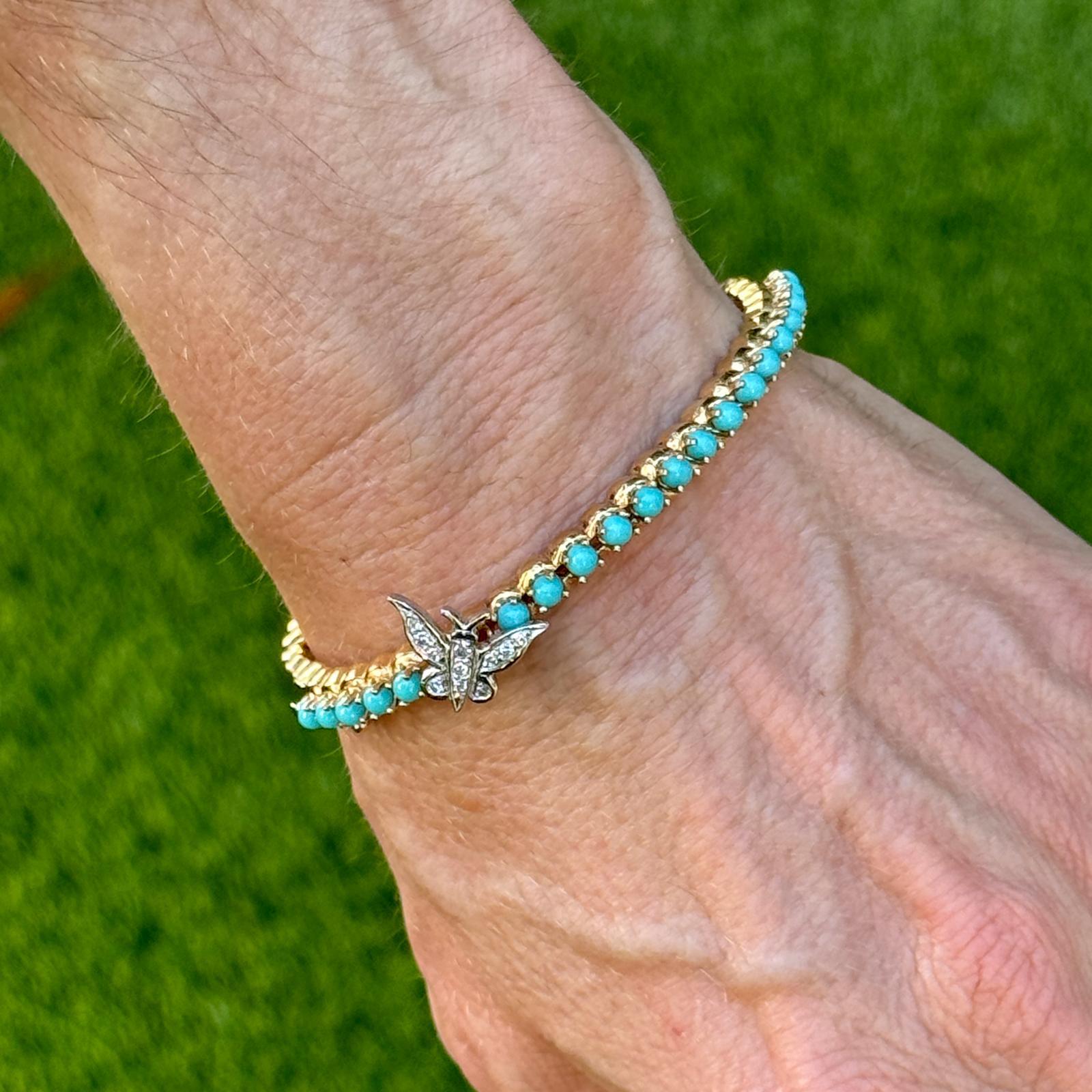 Dieser bezaubernde Armreif aus dem späten 20. Jahrhundert verbindet mühelos leuchtende Farben mit skurriler Eleganz und ist aus 14 Karat Gelbgold gefertigt. Der Armreif besteht aus einer auffälligen Reihe türkisfarbener Perlen, deren glatte,