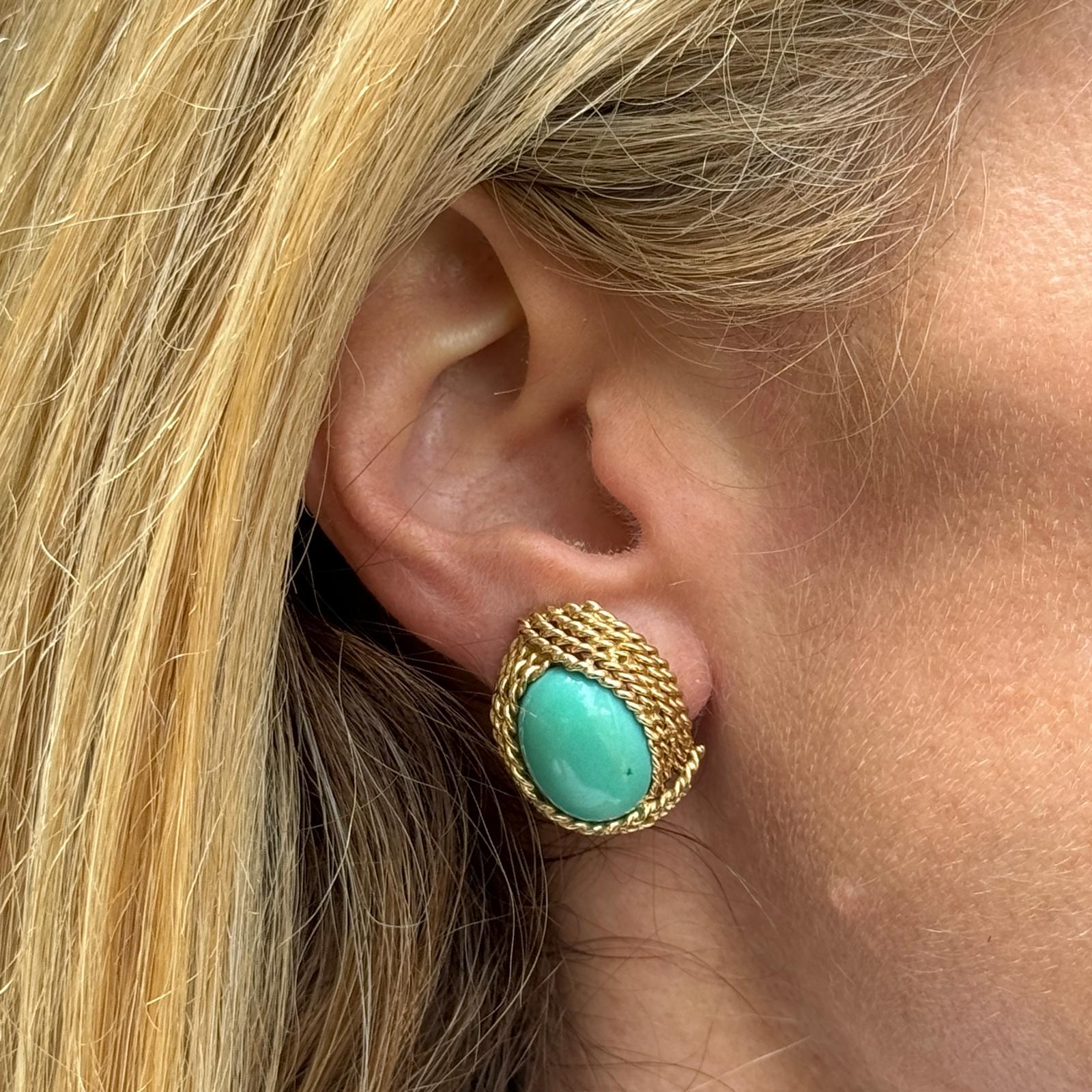 The Turquoise 14 Karat Yellow Gold Rope Design Vintage Earclip Earrings are a timeless and elegant accessory. Each earring features a vibrant turquoise gemstone set in a luxurious 14 karat yellow gold rope design. The intricate rope detailing adds