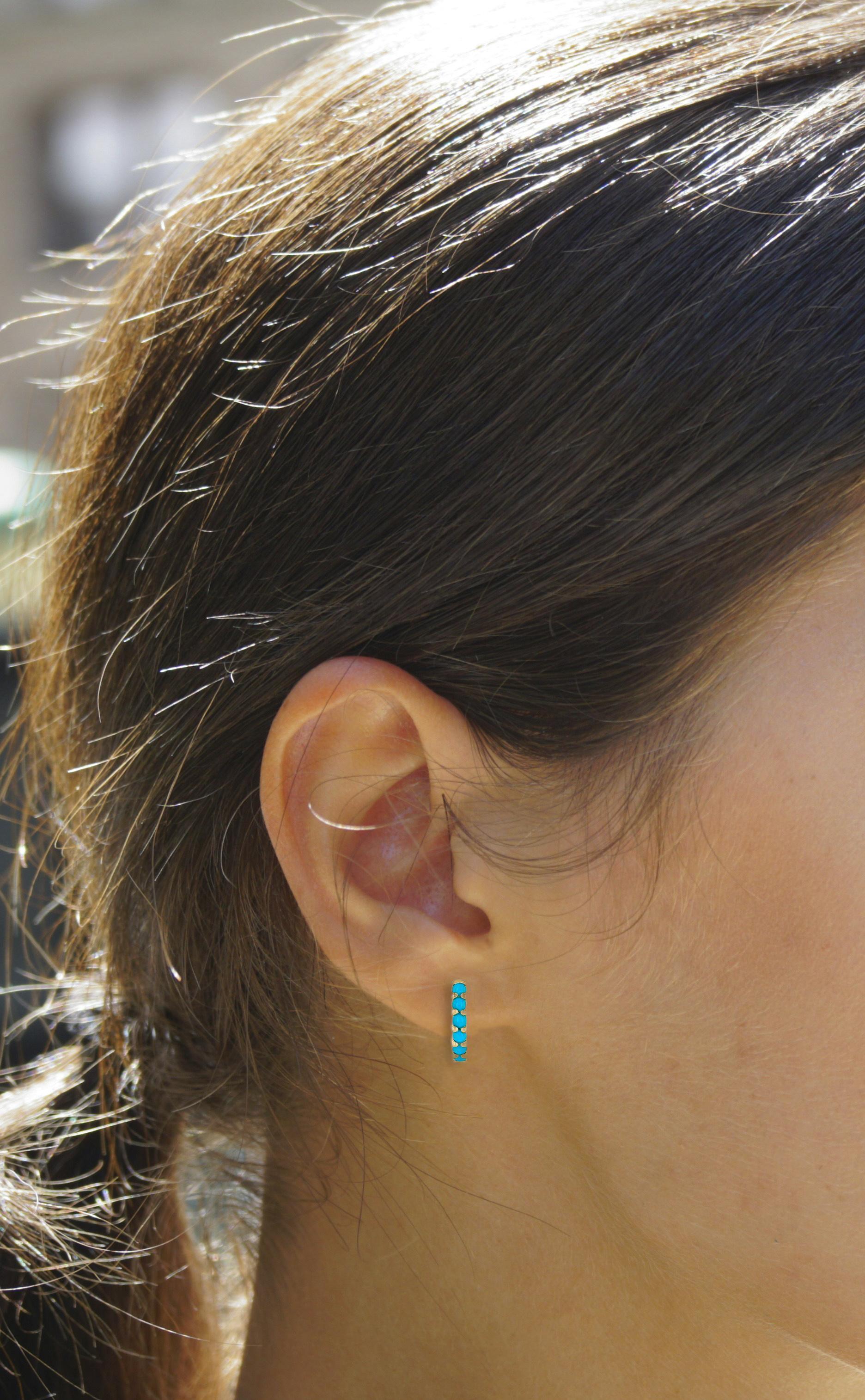Turquoise 14k Gold Huggy Hoop Earrings. In New Condition For Sale In Istanbul, TR