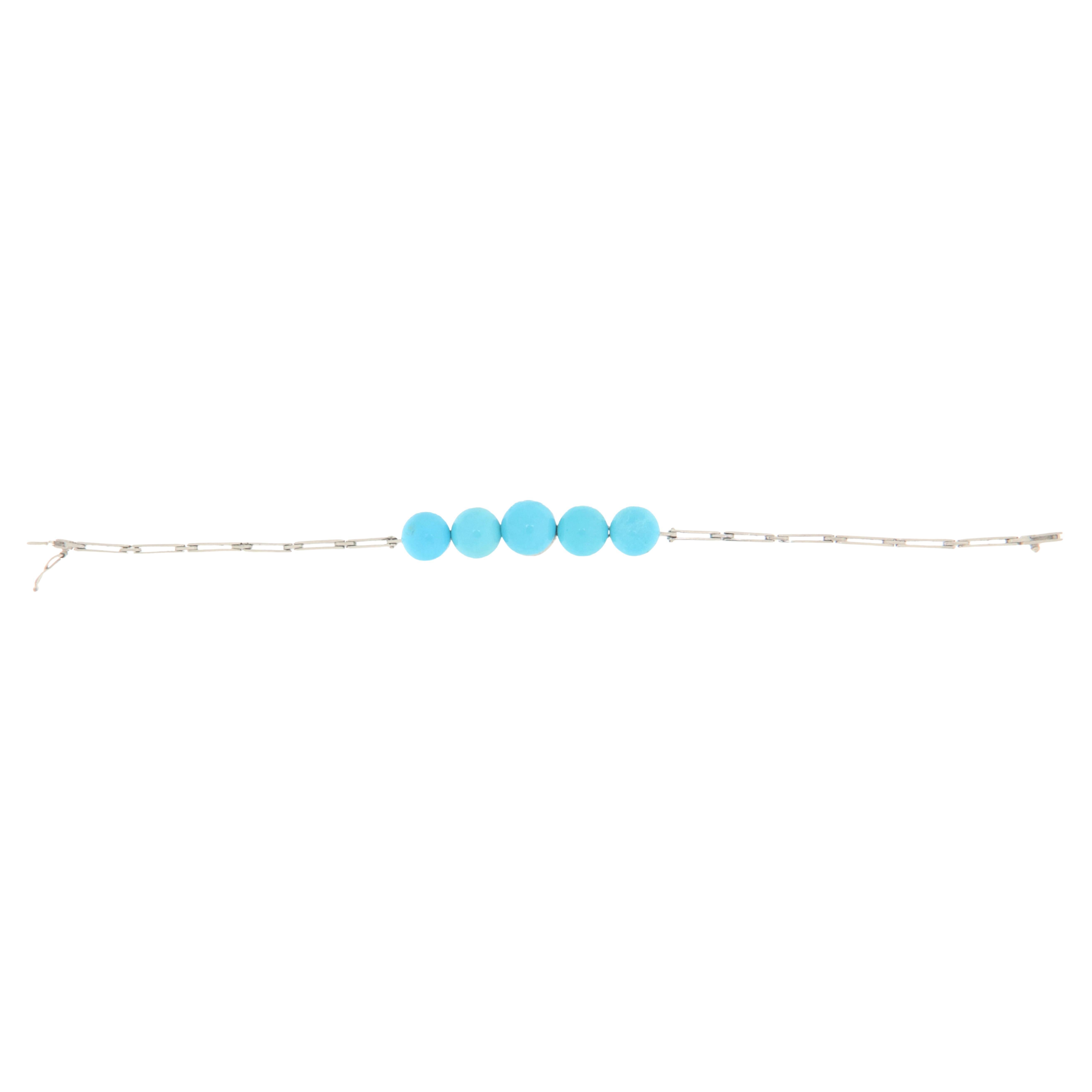 This refined 18-karat white gold bracelet is a tribute to simplicity and natural beauty, perfect for those who appreciate timeless and elegant style. The centerpiece of this jewelry piece is the natural turquoise sourced from Arizona, renowned for