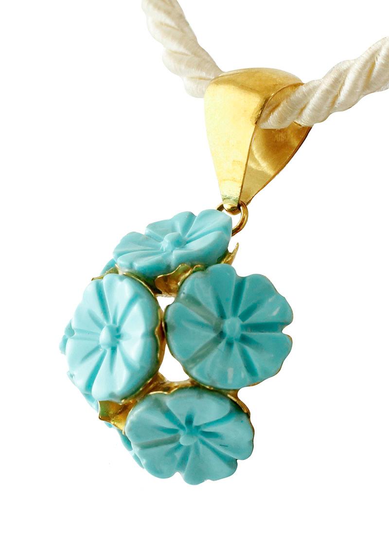 Elegant retrò pendant realized in 18 kt yellow gold structure mounted with 6 flowers of turquoise paste.
This pendant is totally handmade by Italian master goldsmiths.
Turquoise Paste 1.20 gr - Diameter for each flower: 9 mm
Totale Weight 3.70 gr
RF