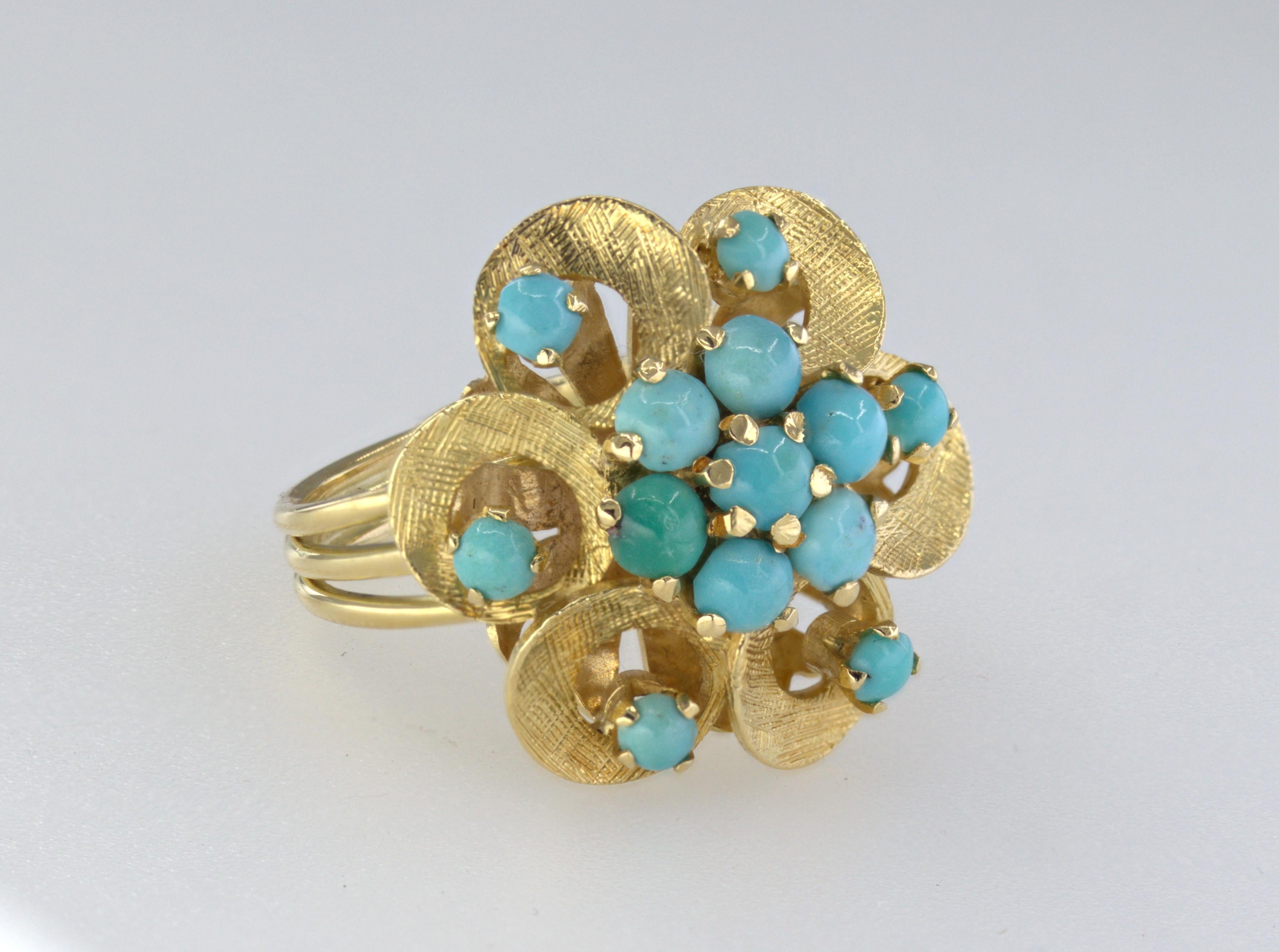 Mit (13) Türkis-Cabochons im Rundschliff, gefasst in einer strukturierten Blumenfassung aus 14 Karat Gelbgold, 20,6 mm, verjüngt auf 3,6 mm, Größe 7, Bruttogewicht 8,58 Gramm.