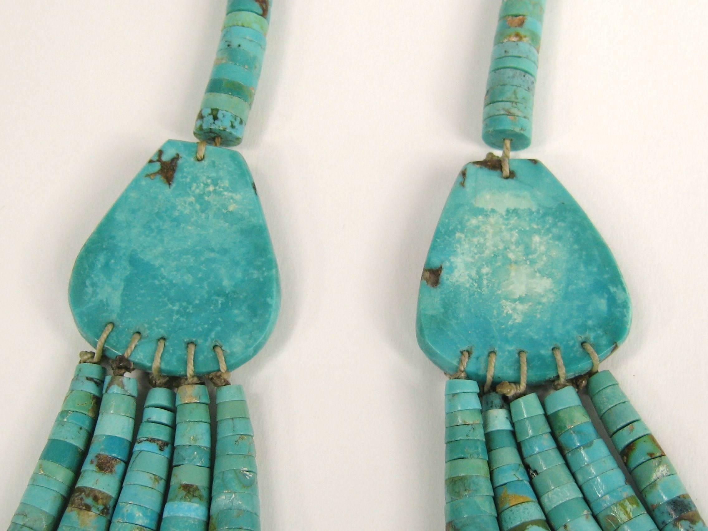 Perle Collier Heishi en argent sterling avec turquoise de 5 brins en forme de coquille de palourde amérindienne  en vente