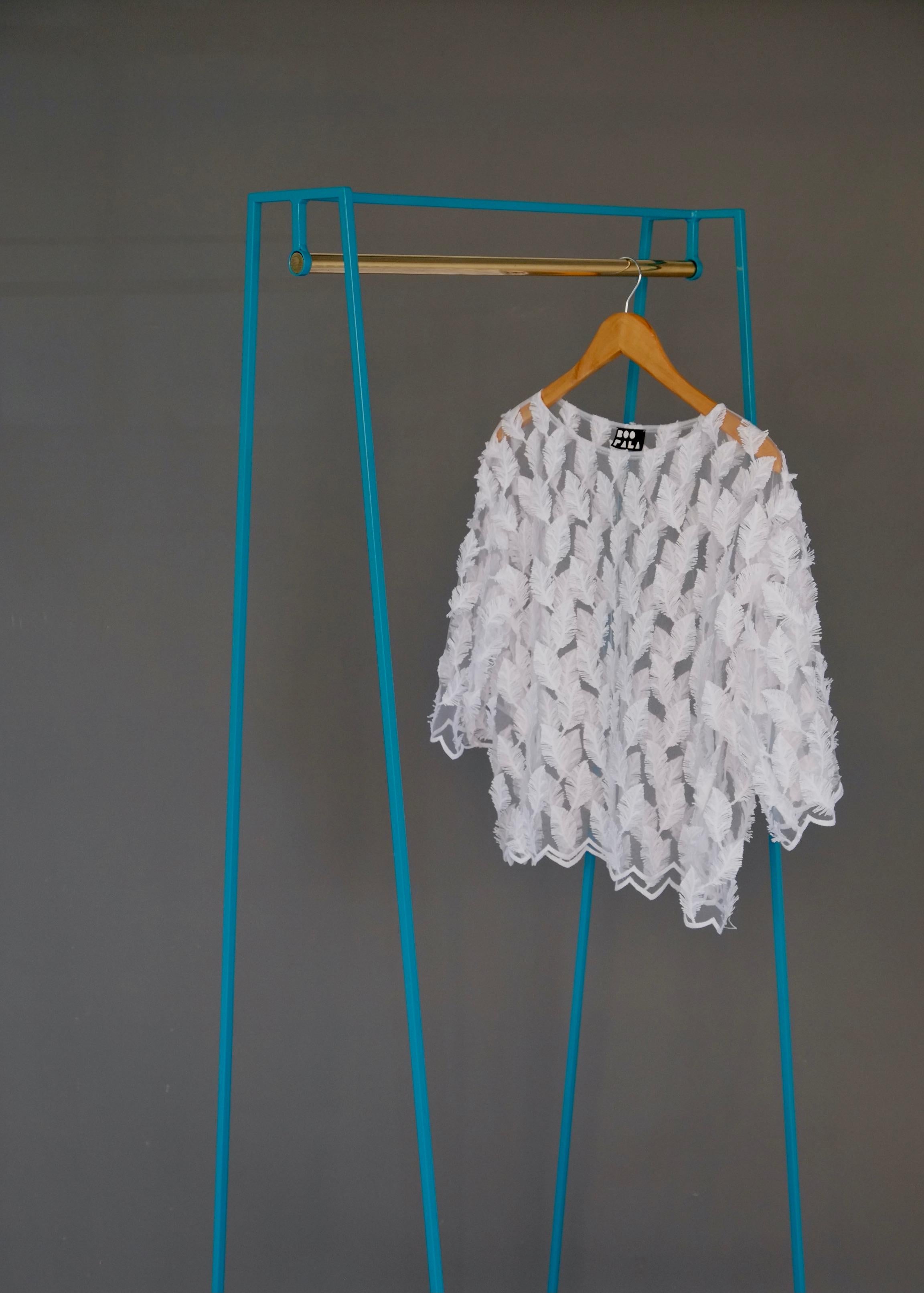 Türkisfarbene 'A''-Kleiderstange mit luxuriöser Messingstange (Poliert) im Angebot