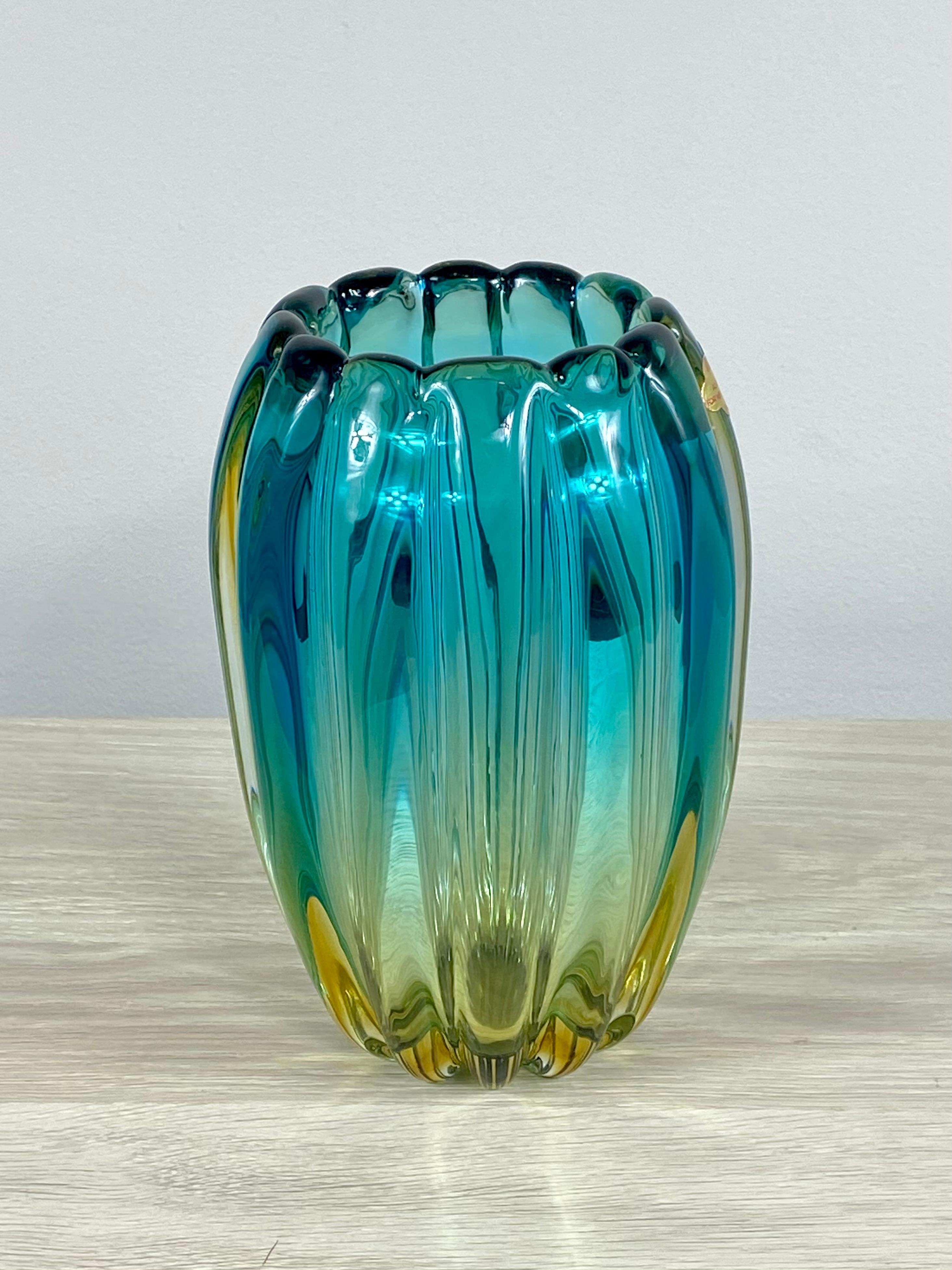 Turquoise Alfredo Barbini Murano Vase In Excellent Condition For Sale In Norwalk, CT