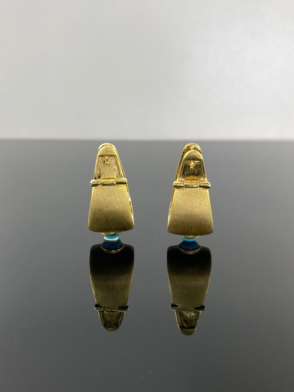 Ein Paar Ohrringe aus 18 Karat Gold, besetzt mit einem runden Cabochon-Türkis. Diese schönen Statement-Ohrringe sind ein tolles Geschenk für sich selbst oder für Ihre Lieben. Die Ohrringe sind aus massivem 18-karätigem Gold gefertigt und mit einer