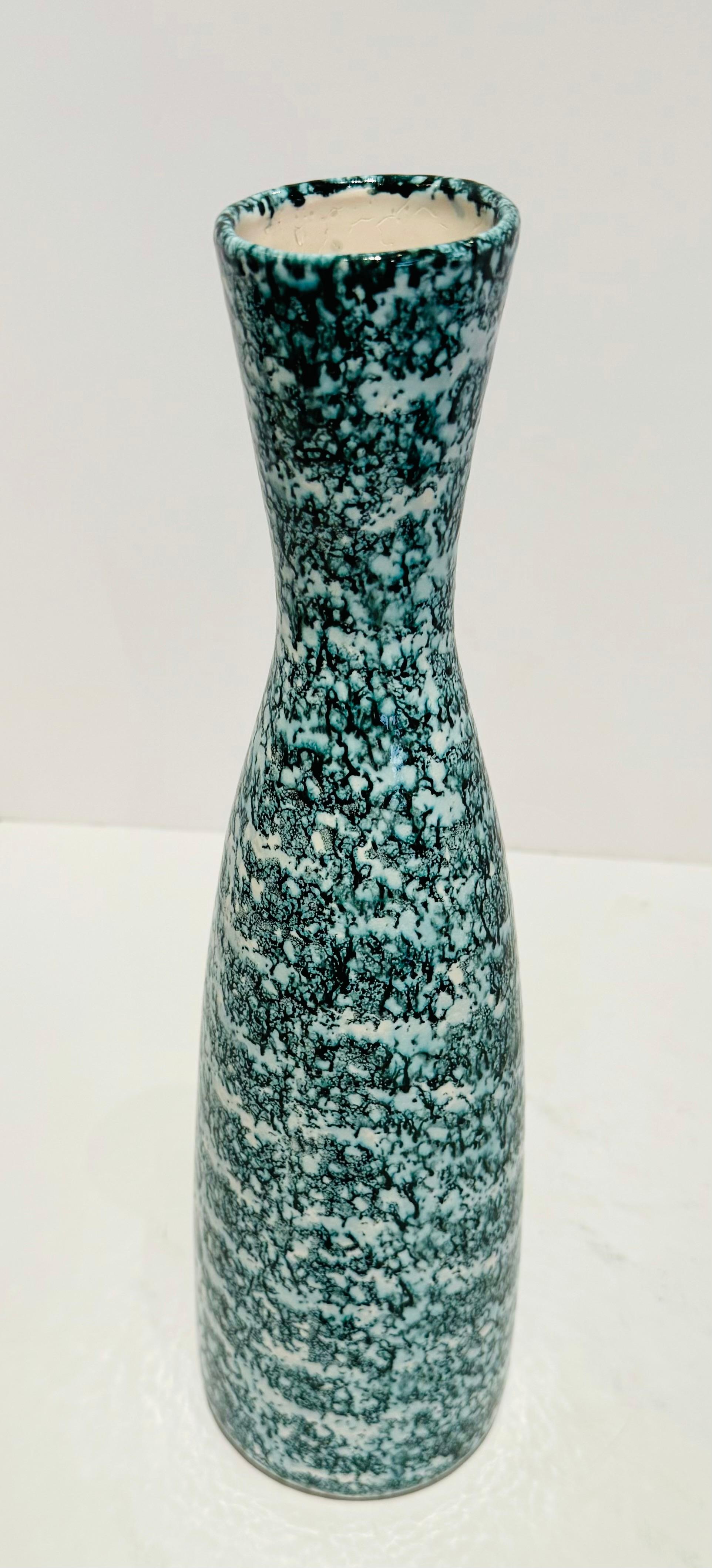Vaso italiano di metà secolo smaltato di turchese e macchie nere.