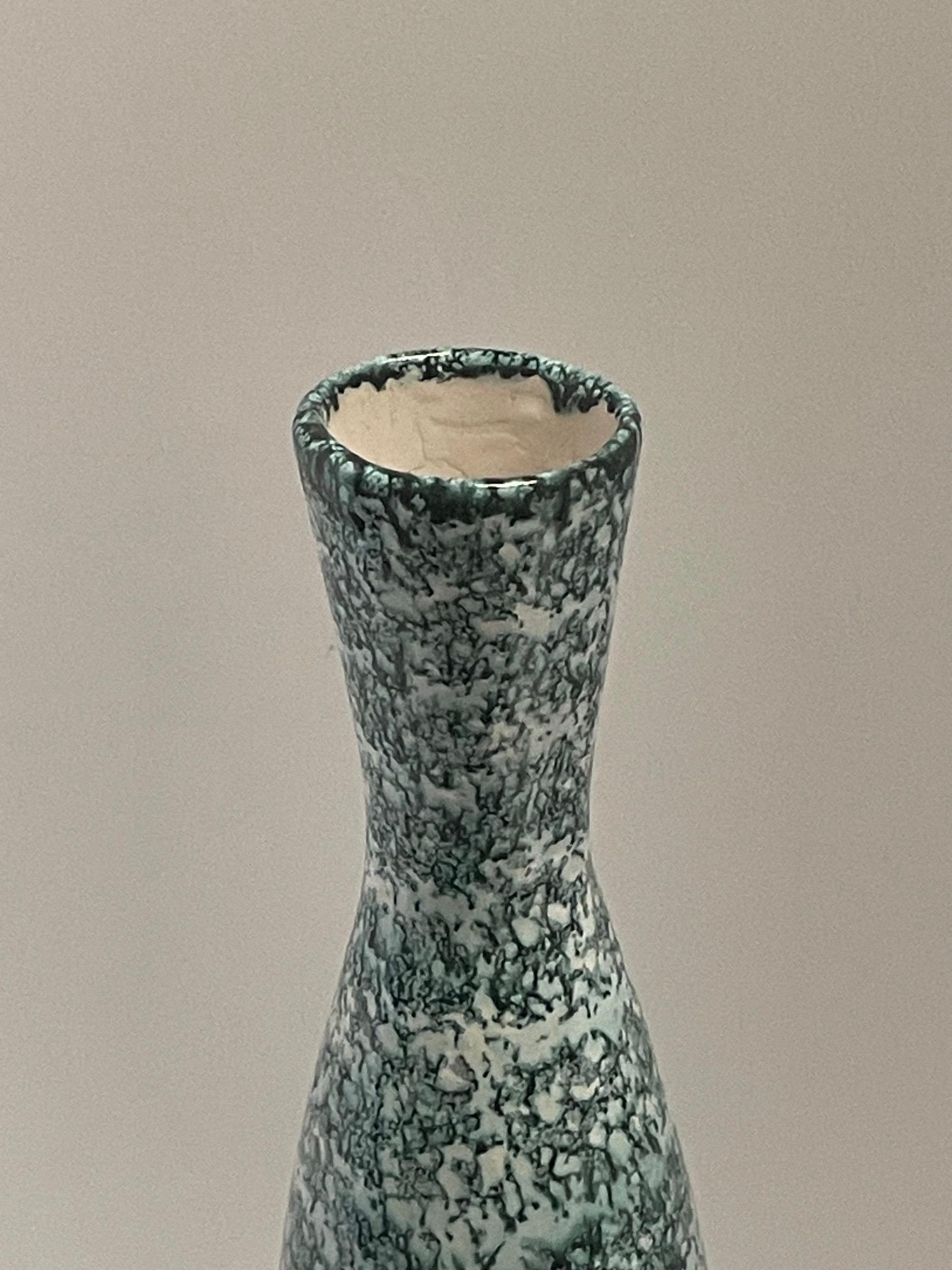 Italiano Vaso con smalto turchese e nero, Italia, metà del secolo scorso in vendita