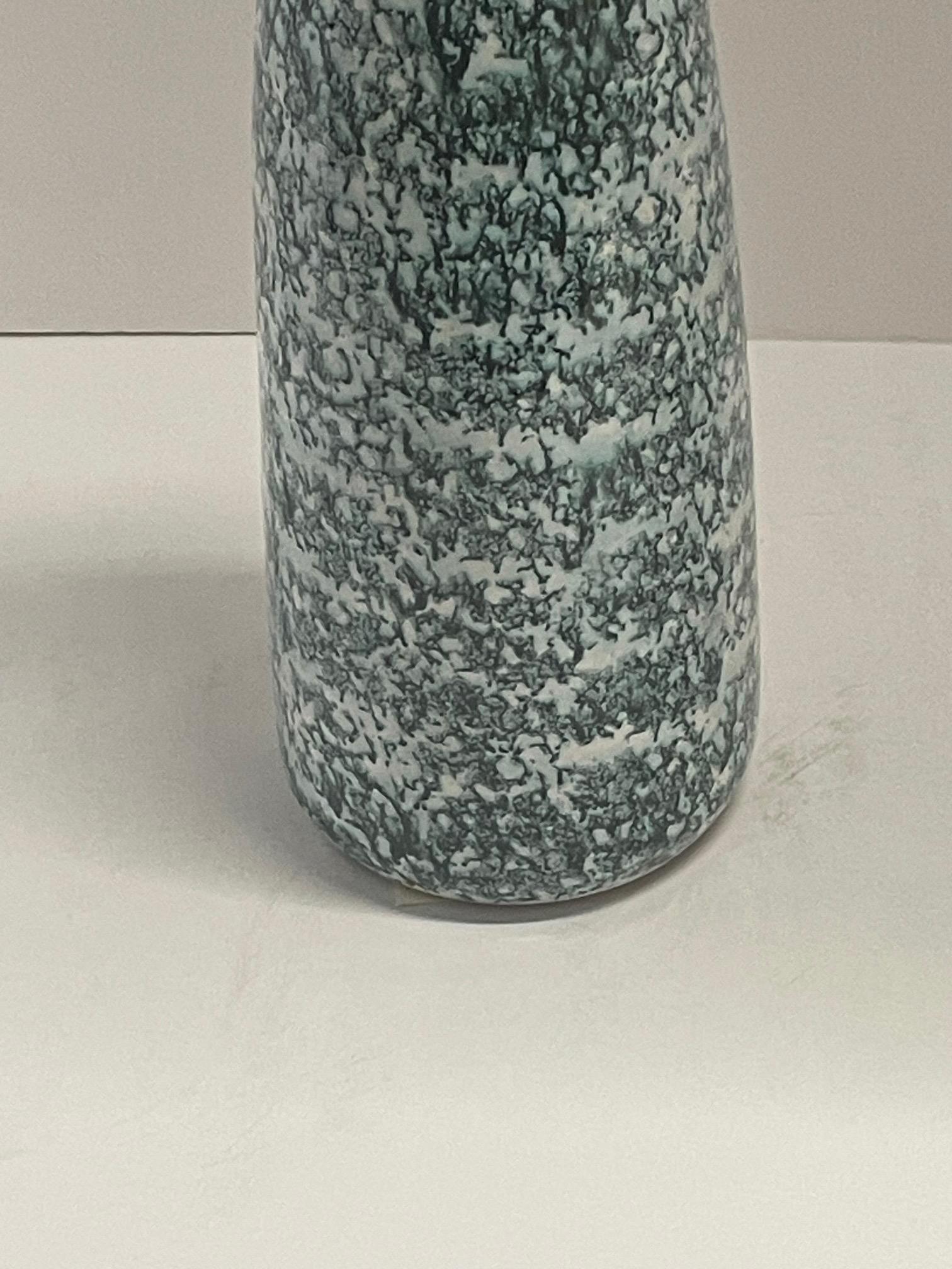 Vaso con smalto turchese e nero, Italia, metà del secolo scorso In condizioni buone in vendita a New York, NY
