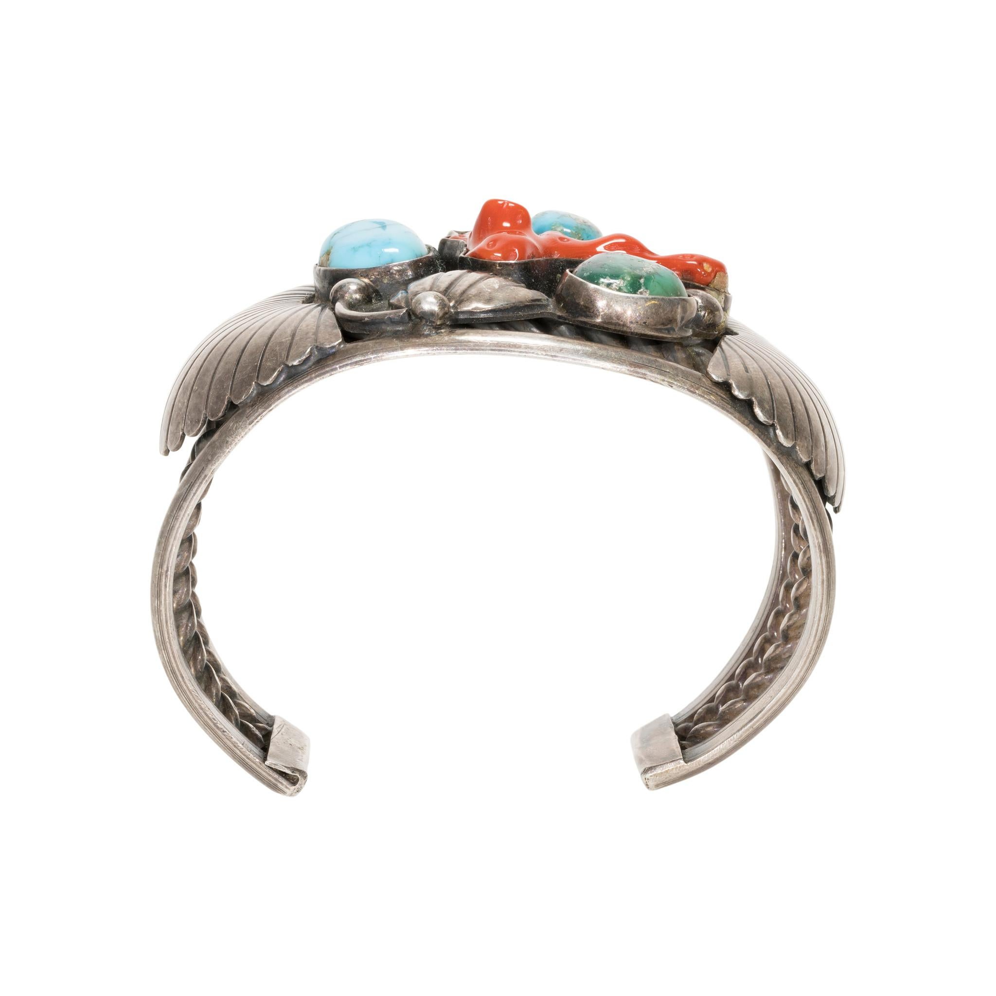 Bracciale in argento sterling con turchese e corallo. Al centro tre pietre di turchese e un grande ramo di corallo rosso intenso. Il turchese può essere Cerrillos o Morenci, con pietre che vanno dal blu chiaro al verde intenso con matrice argentata.