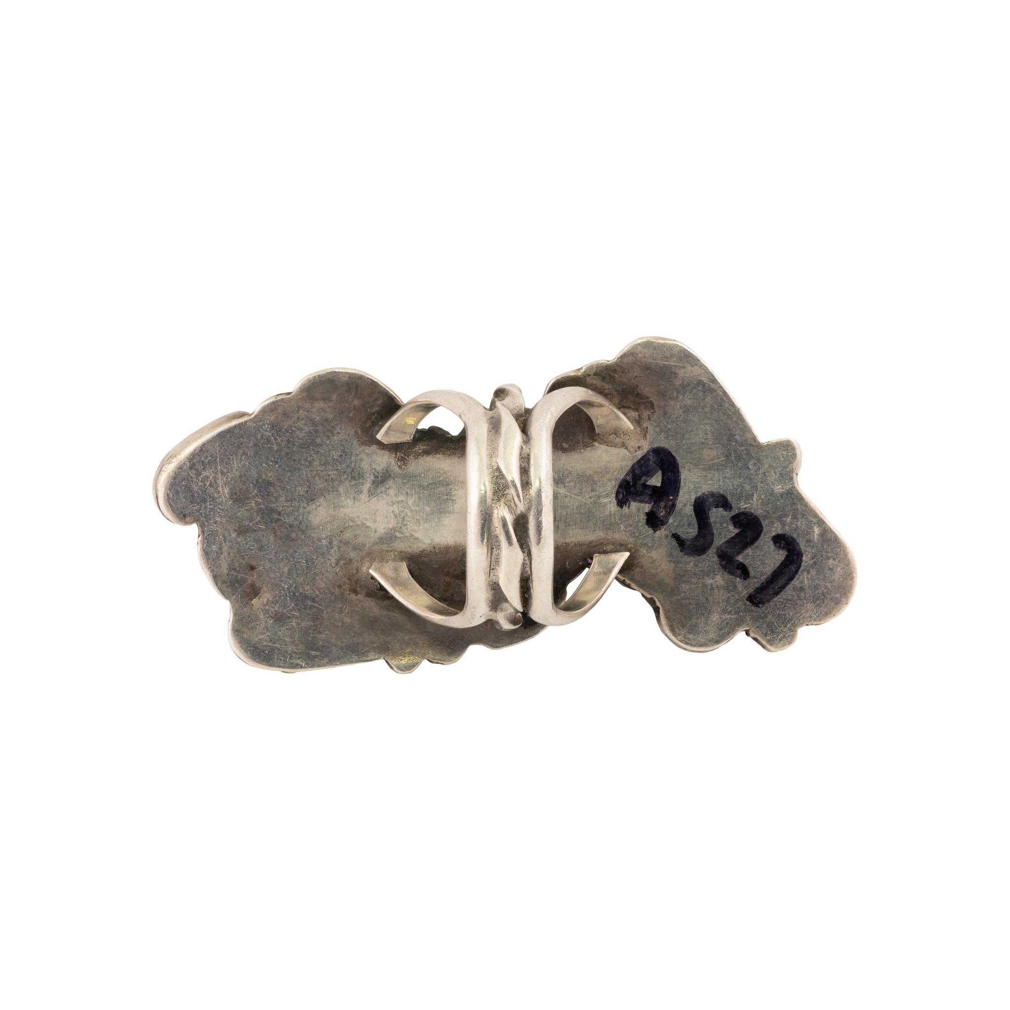 Grande anello con due pepite di turchese Kingman e corallo. Incastonato in una scatola d'ombra con ventaglio, corda attorcigliata e perline stampate. La forma è lunga ed elegante, il design leggermente asimmetrico. Pepite di turchese naturale di
