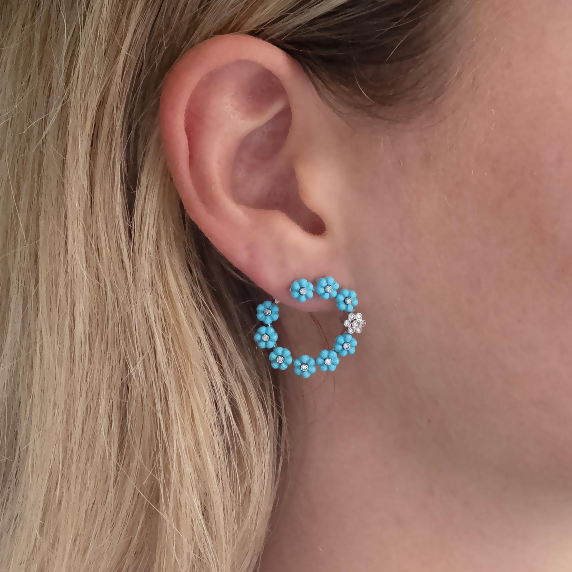 Taille ronde Boucle d'oreille florale en or blanc 18K avec turquoise et diamant en vente