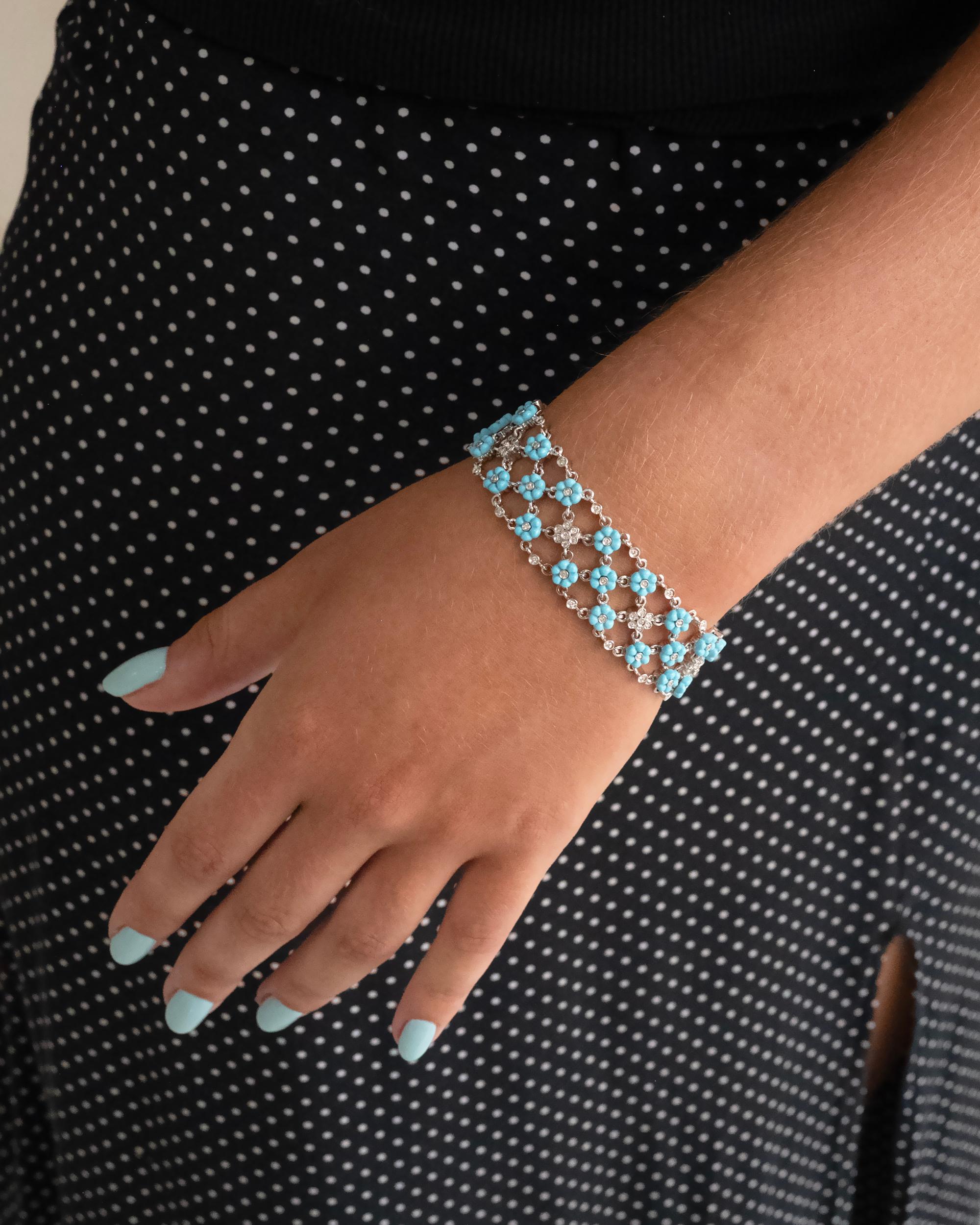 Esta pulsera de oro blanco de 18 quilates presenta tres filas enlazadas de motivos florales de turquesa grabados, cada una centrada con un diamante talla brillante. Entre ellas, unos racimos florales engastados con diamantes añaden un refinado