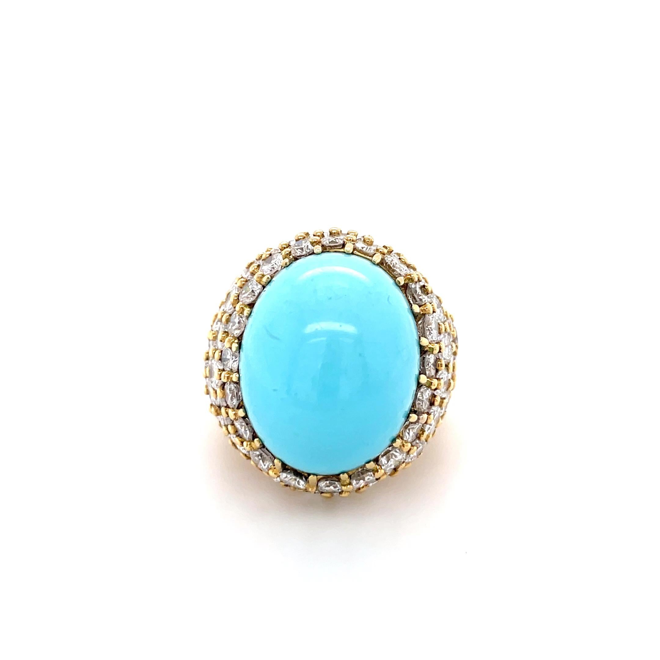 Dieser witzige Cocktailring besteht aus einem großen ovalen Türkis-Cabochon mit den Maßen von ca. 20,25 x 16,40 x 11,85 mm, umgeben von 68 Diamanten mit rundem Brillantschliff von höchster Qualität und einem Gesamtgewicht von ca. 9,00 Karat. Dieser