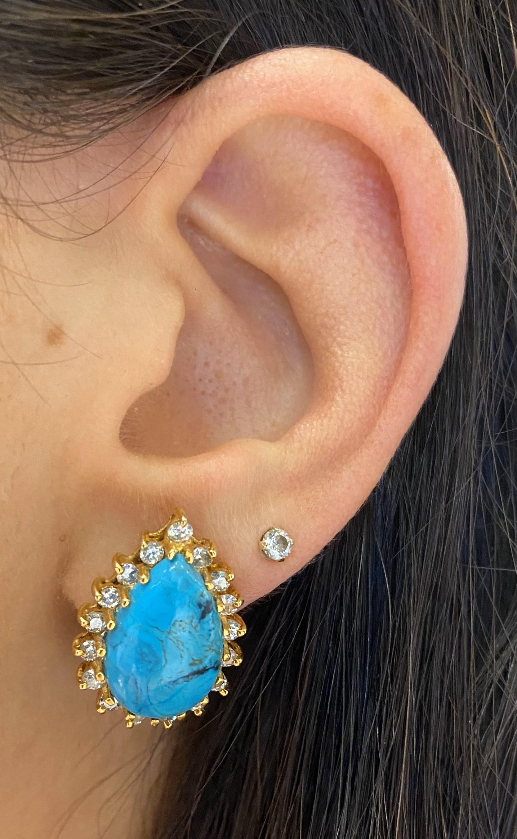 Boucles d'oreilles turquoise et diamant

Boucles d'oreilles turquoise en forme de poire serties de 34 diamants de taille ronde

Poids approximatif des diamants combinés : 1 carat
Longueur approximative : 1 pouce 
Type de dos : dos poussé