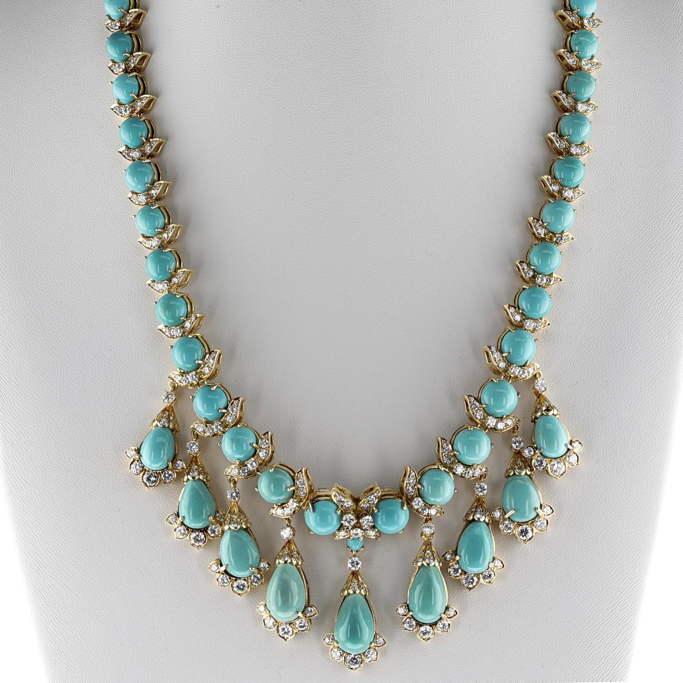 Diese atemberaubende Halskette mit Türkis und Diamanten ist aus 18 Karat Gelbgold gefertigt und zeigt eine Reihe von Türkiscabochons mit runden Diamanten. Die Halskette ist mit einem Türkis- und Diamantbesatz versehen. Der mittlere Teil lässt sich