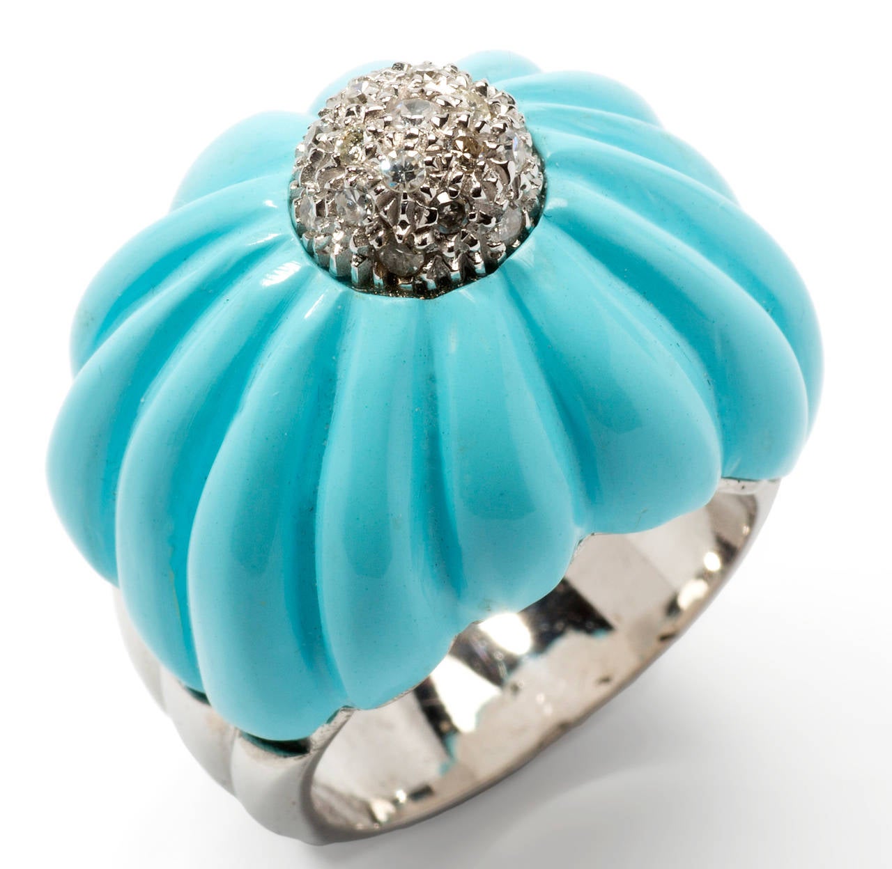 Bombe italian design, 1970's. Elevated front, carved turquoise accented in the centre by 20 swiss-cut diamonds weighing approximately 0,40 carats SI, wesselton. Mounted in 18K white gold. Marked 750 for 18K gold. 
Total weight: 18,81 g. Height of