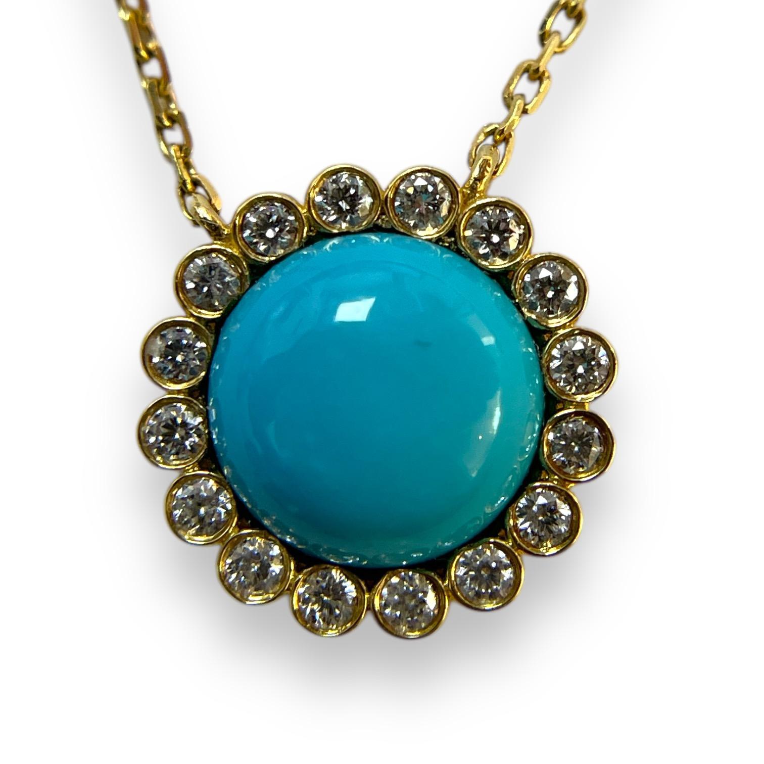Ce collier exquis présente un cabochon de turquoise captivant, entouré d'un halo de cristaux étincelants. Le pendentif est suspendu à une délicate chaîne en or, ce qui rehausse son élégance et son charme. La pierre centrale turquoise vibrante est le