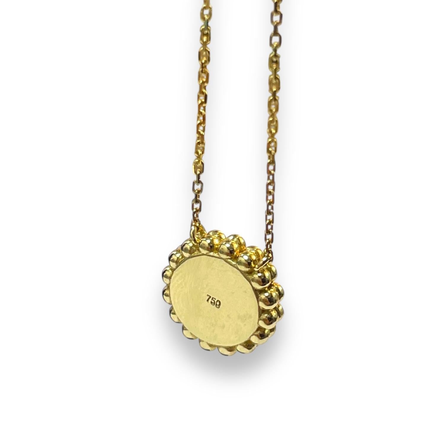 Taille ronde Collier en or jaune 18 carats avec halo de turquoises et diamants en vente