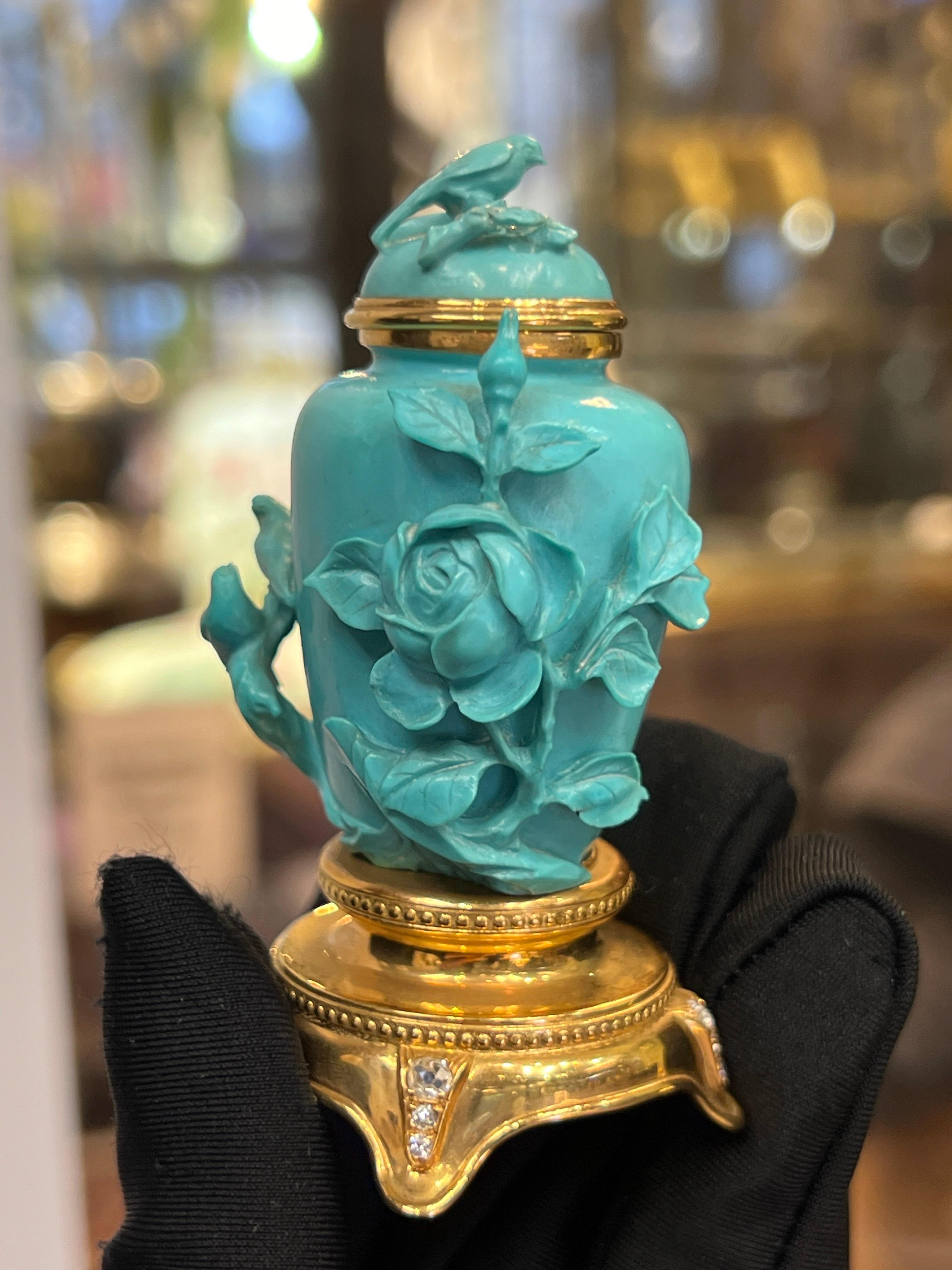 Flacon à priser en turquoise et diamant 

Flacon à priser en turquoise avec des roses sculptées et des motifs d'oiseaux. La base en or jaune est sertie de diamants de taille ronde.

Circa : Début du 20ème siècle 
Hauteur approximative :  3
