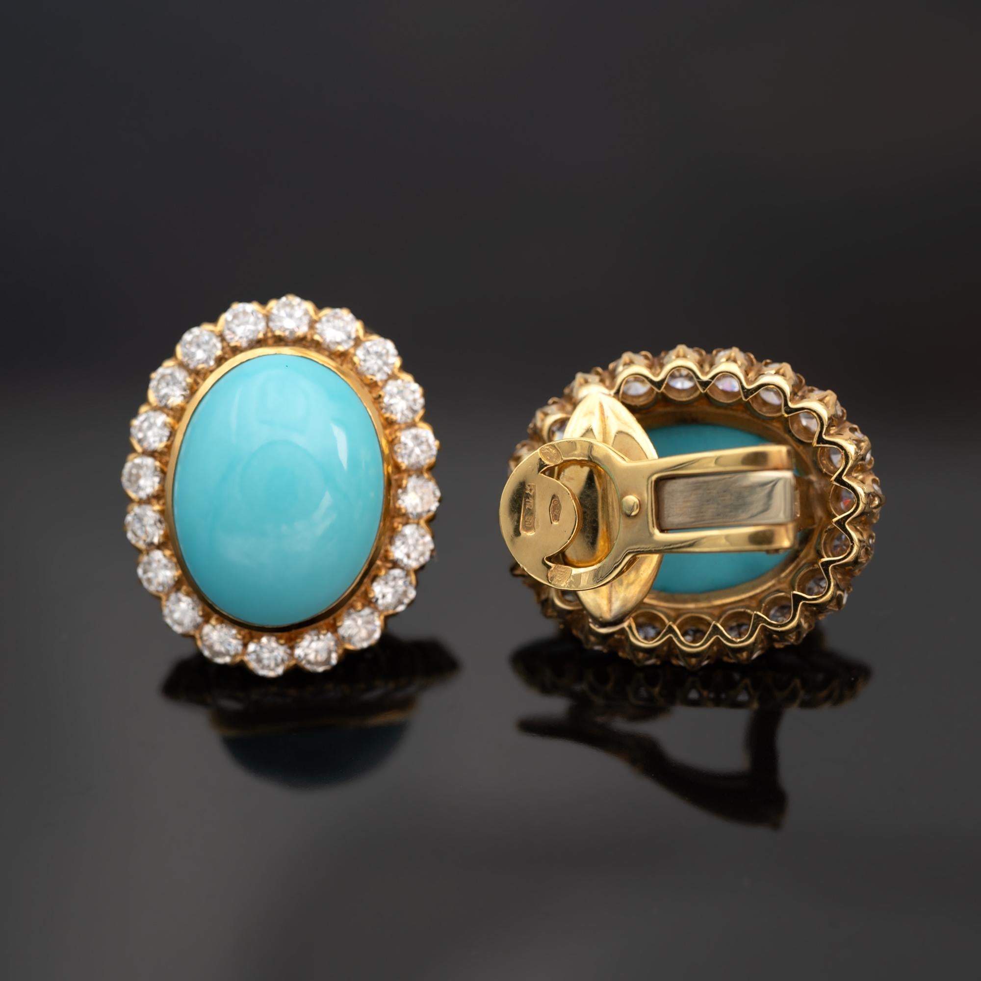 Elegantes boucles d'oreilles en forme de halo. Vingt diamants de qualité supérieure (couleur G, pureté VS ou meilleure) entourent chaque turquoise. La fabrication et le sertissage de ces boucles d'oreilles sont excellents, sûrement réalisés par des