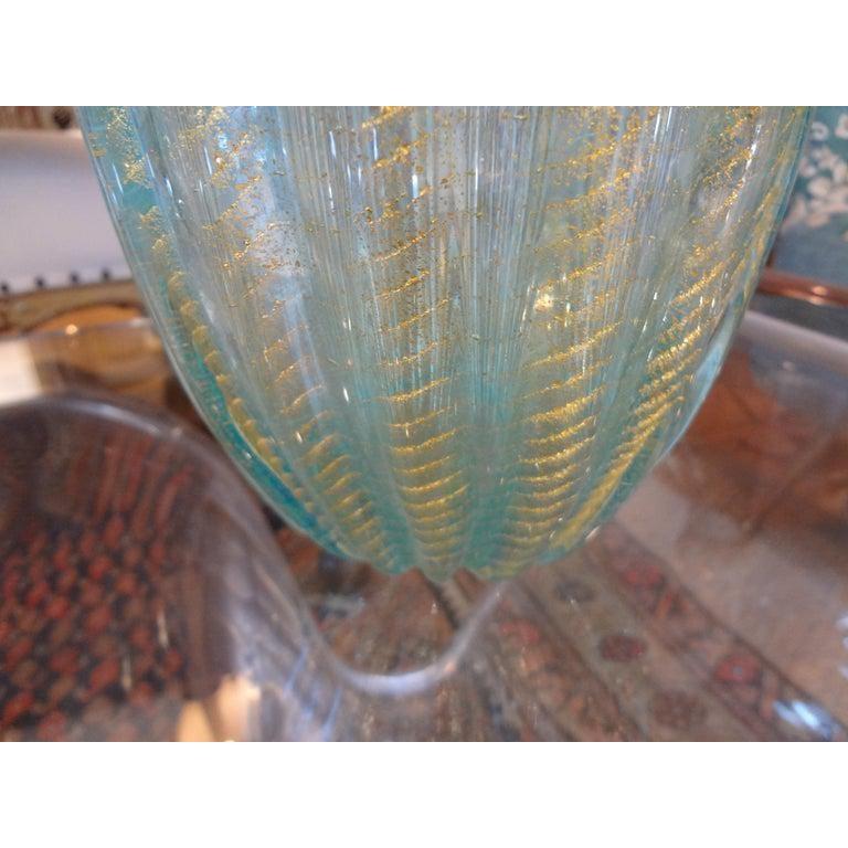 Milieu du XXe siècle Vase en verre de Murano turquoise et or attribué à Barovier & Toso en vente