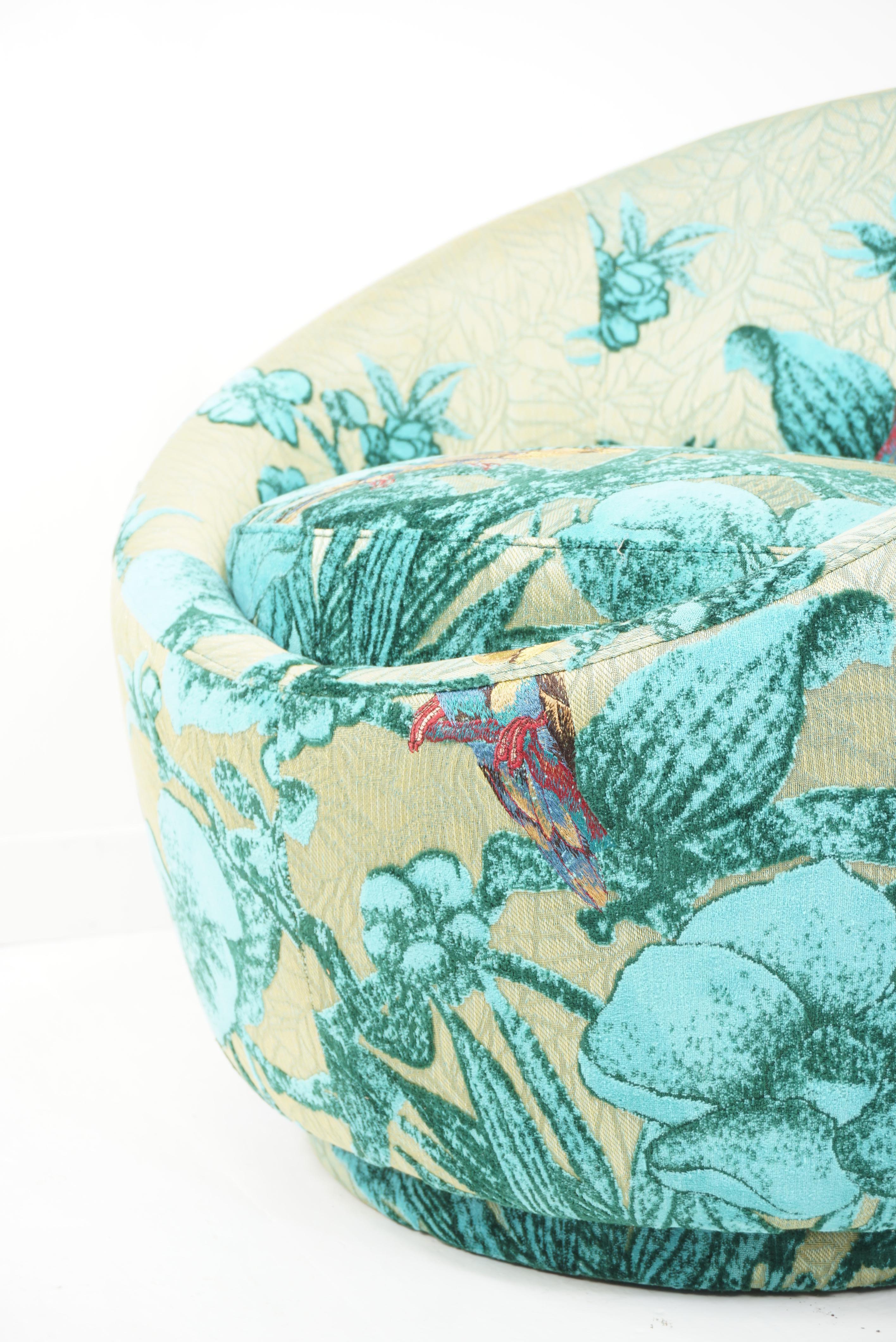 Fauteuil ovoïde en velours et tissu turquoise et vert avec perroquets et touche d'or, pivotant et confortable dans le style Art Déco.
