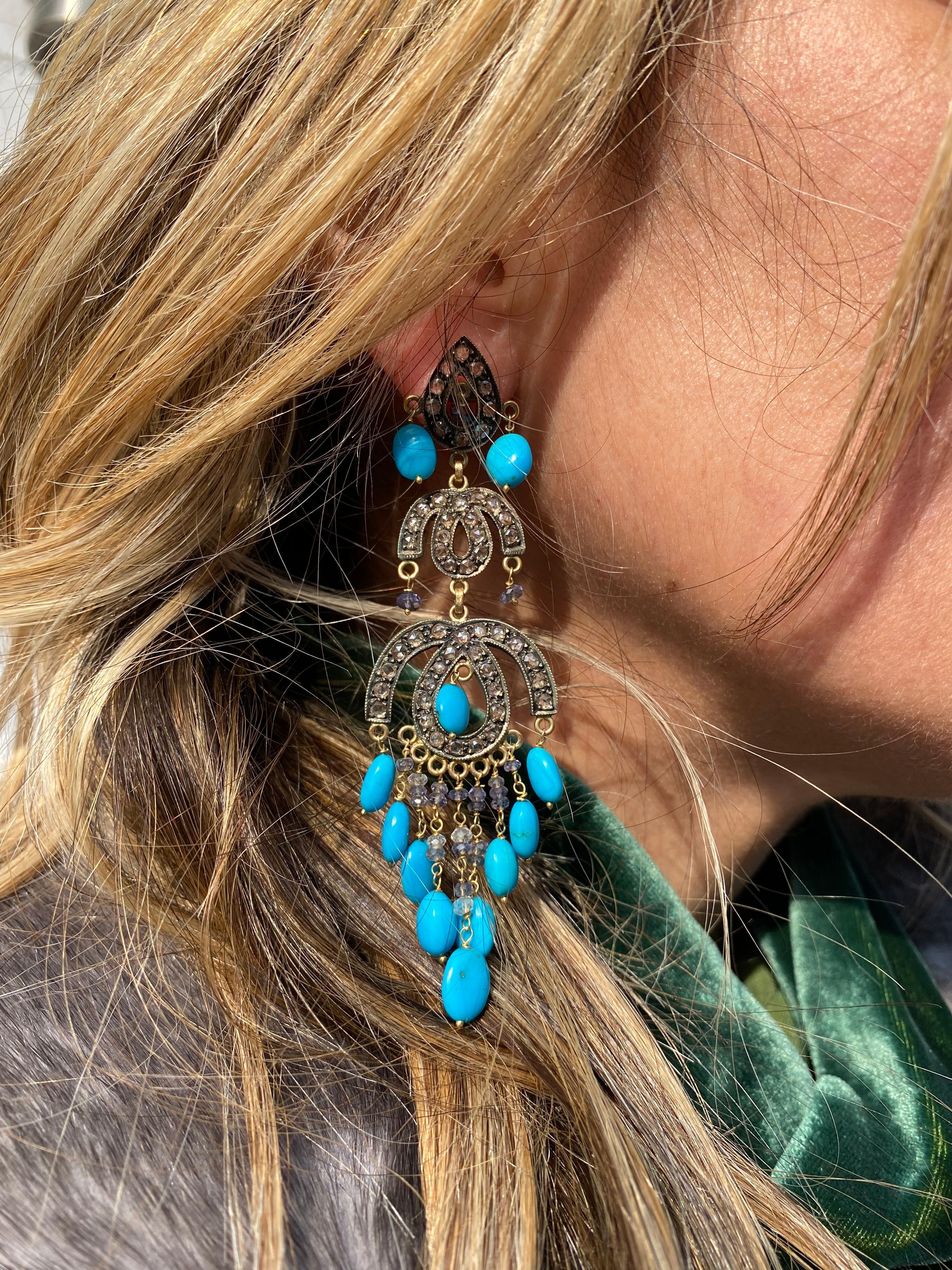 A flirtatious Persian chandelier earring, orné de turquoise vibrante et de diamants antiques de taille ancienne, le tout délicatement serti dans de l'argent. Son design gracieux capture l'élégance intemporelle, ce qui le rend parfaitement compatible