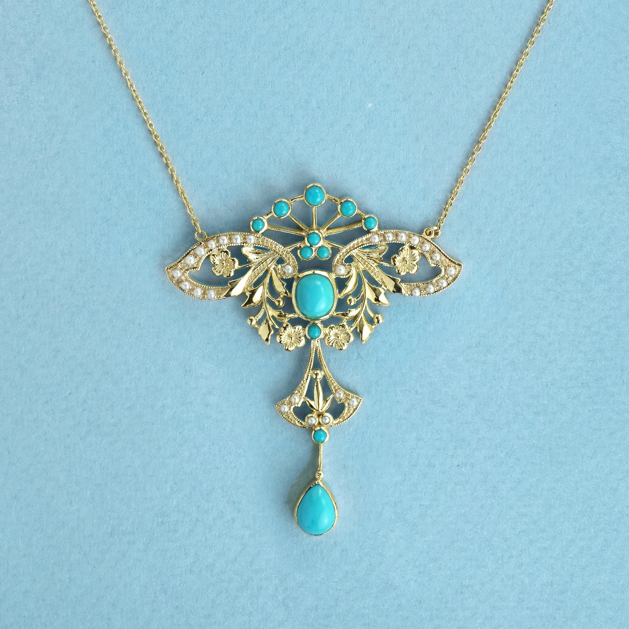 Diese florale Halskette im Vintage-Stil zeigt einen auffälligen Naturtürkis in der Mitte eines zarten Blumendesigns. Der Türkis ist wunderschön von glänzenden Perlen umgeben, und ein türkisfarbener Tropfen hängt anmutig vom floralen Mittelstück