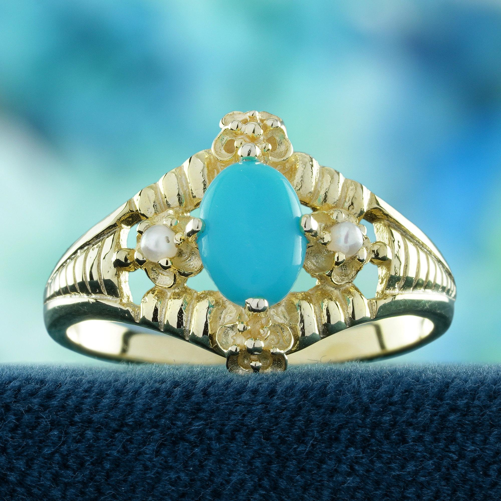 Una pieza impresionante inspirada en la belleza de la naturaleza. En su centro, una vibrante gema turquesa simboliza tranquilidad y protección, mientras que a su lado lustrosas perlas añaden un toque de elegancia clásica. La banda de estilo vintage