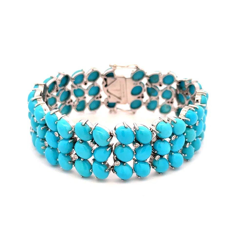 Einfach schön! Vintage Türkis und Diamant Gold Wide Statement-Armband. Mit 3 Reihen Hand mit Türkis gesetzt, mit einem Gewicht von ca. 78,77tcw. Akzentuiert durch Diamanten im Brillantschliff, ca. 0,25 tcw. Handgefertigt aus 18 Karat Weißgold.