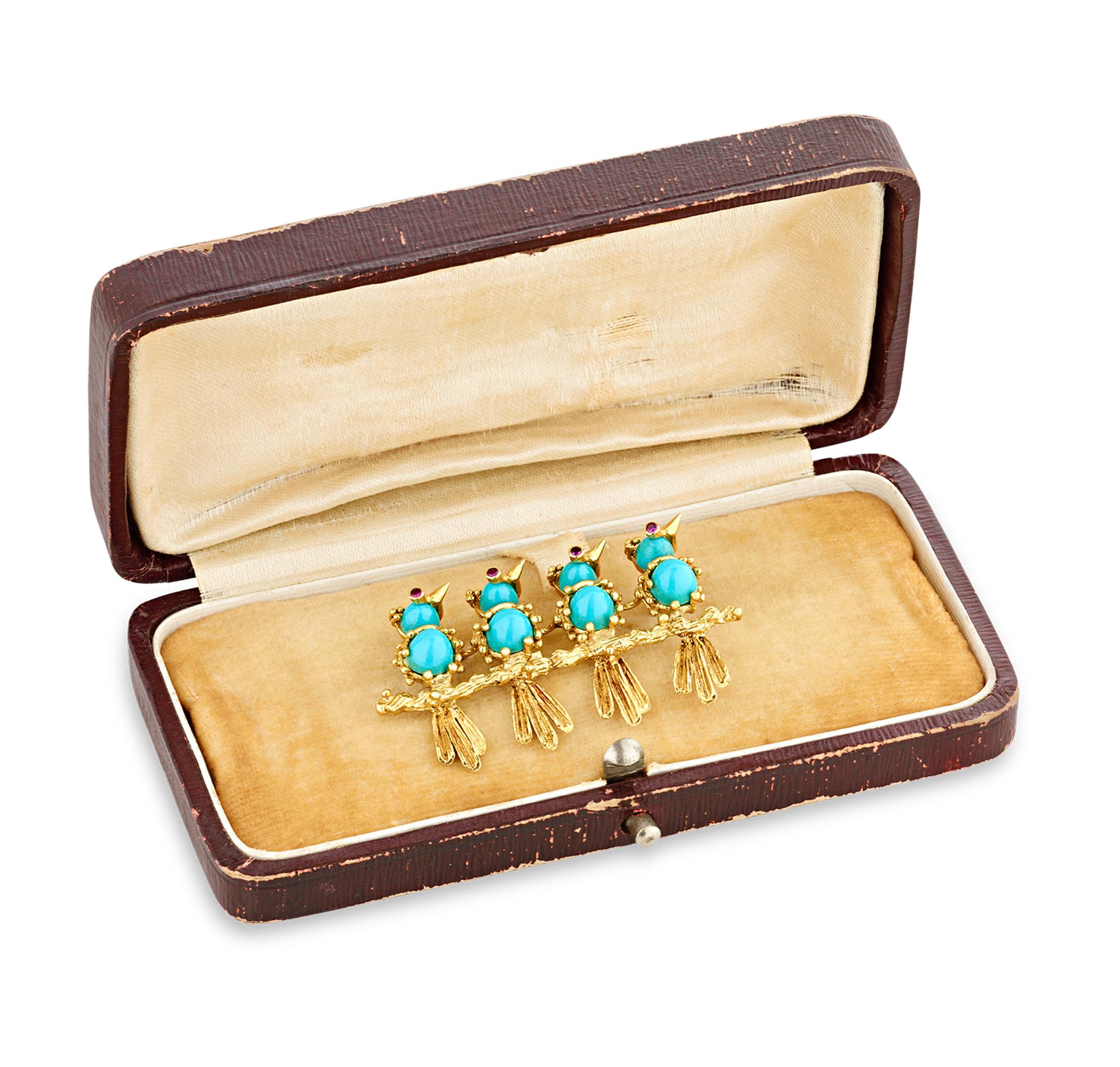 Diese exquisite Brosche von Cartier, einem der bedeutendsten Juweliere der Welt, zeigt ein bezauberndes Tableau von vier türkisfarbenen Vögeln, die auf einem goldenen Branch sitzen. Die Vögel sind mit Gold verziert, mit detaillierten Schnäbeln,