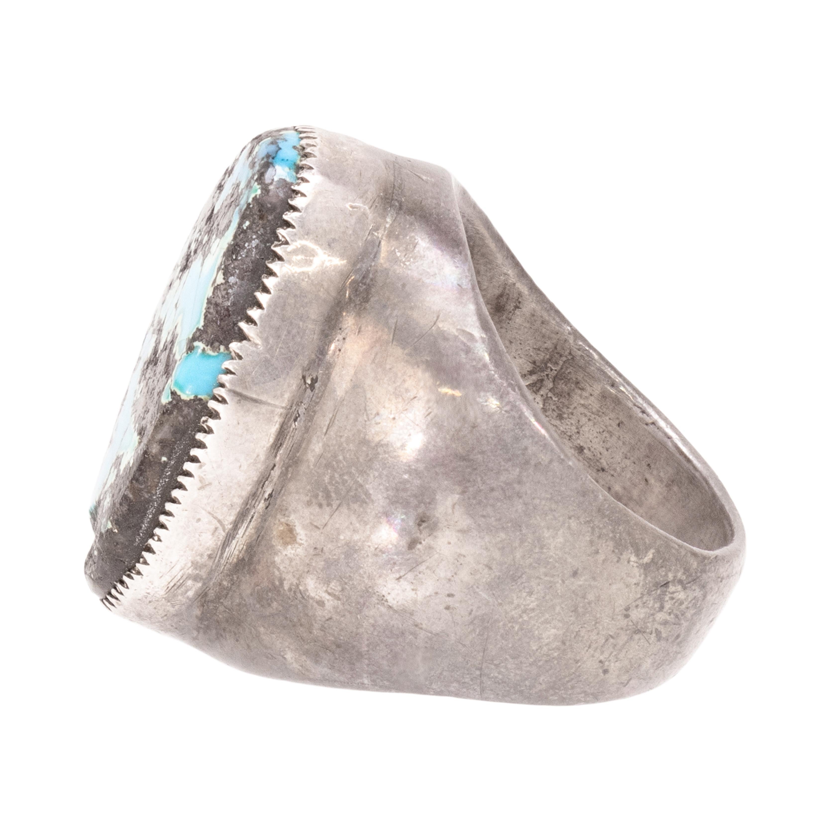Herrenring mit eingefasstem Türkis. Schöner himmelblauer Stein mit großer weißer und grauer Matrix. Eingefasst in ein dickes, glattes Band. Unmarkiert. Ideal für alltägliche oder formelle südwestliche Kleidung. Größe: 36,5 Gramm, Größe 8,5

In