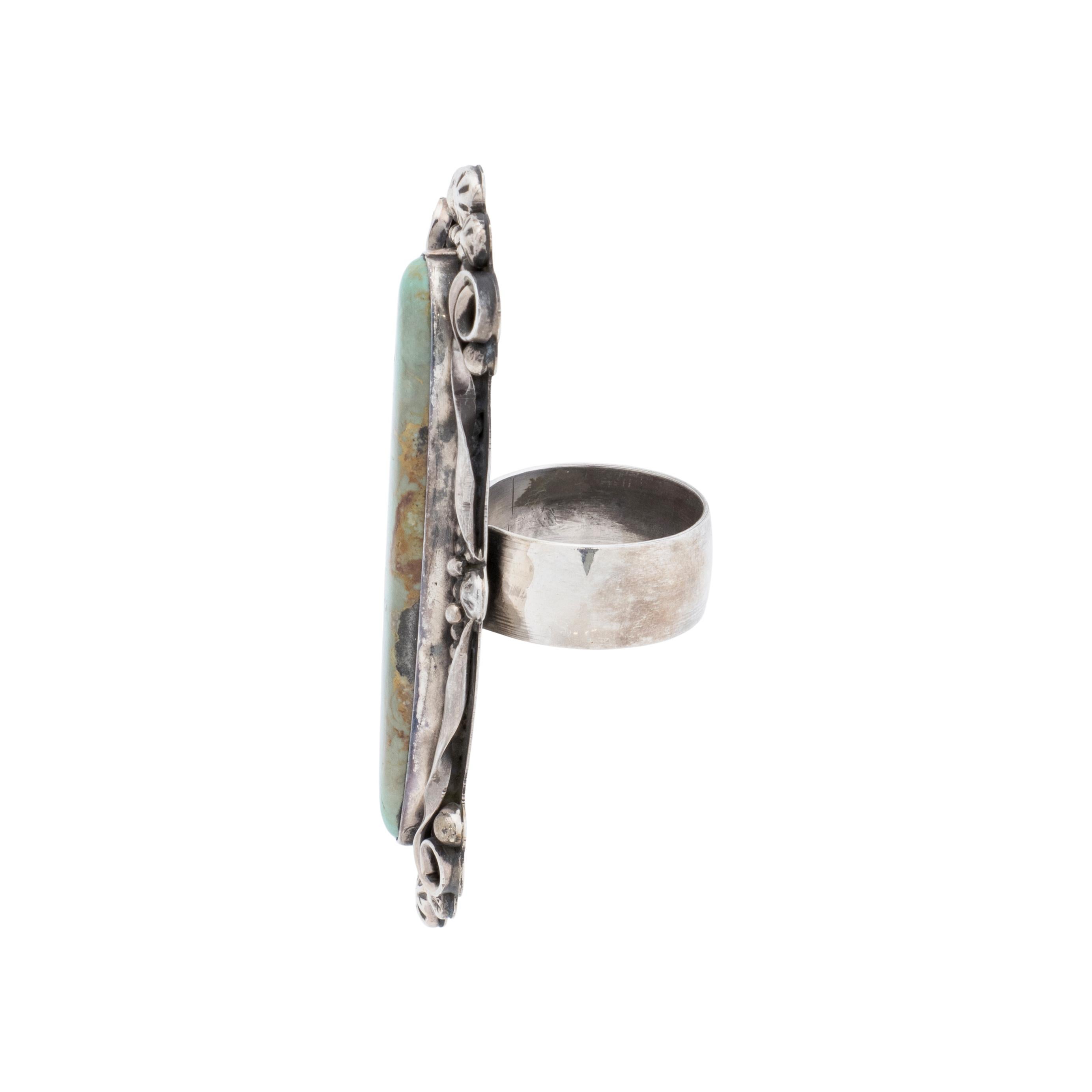 Ring aus Sterlingsilber und Royston-Türkisen. Außergewöhnlich großer, hochwertiger, natürlicher, unbehandelter Stein, länglich und umgeben von klassischen Sterlingsilberperlen und handgeprägten Palmetten auf dickem, gespültem Band. Gestempelt