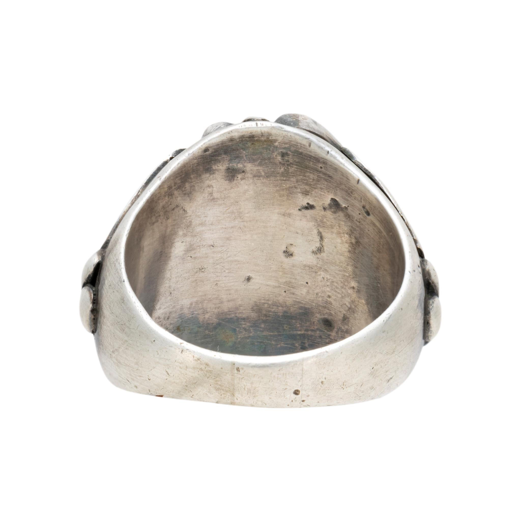 Anello in turchese e argento sterling. Con una pietra grande e una piccola, entrambe di turchese cerrillos. Incorniciato da uno scudo di palme d'argento su entrambi i lati, su una fascia spessa con perline in argento stampate. Il turchese è di un