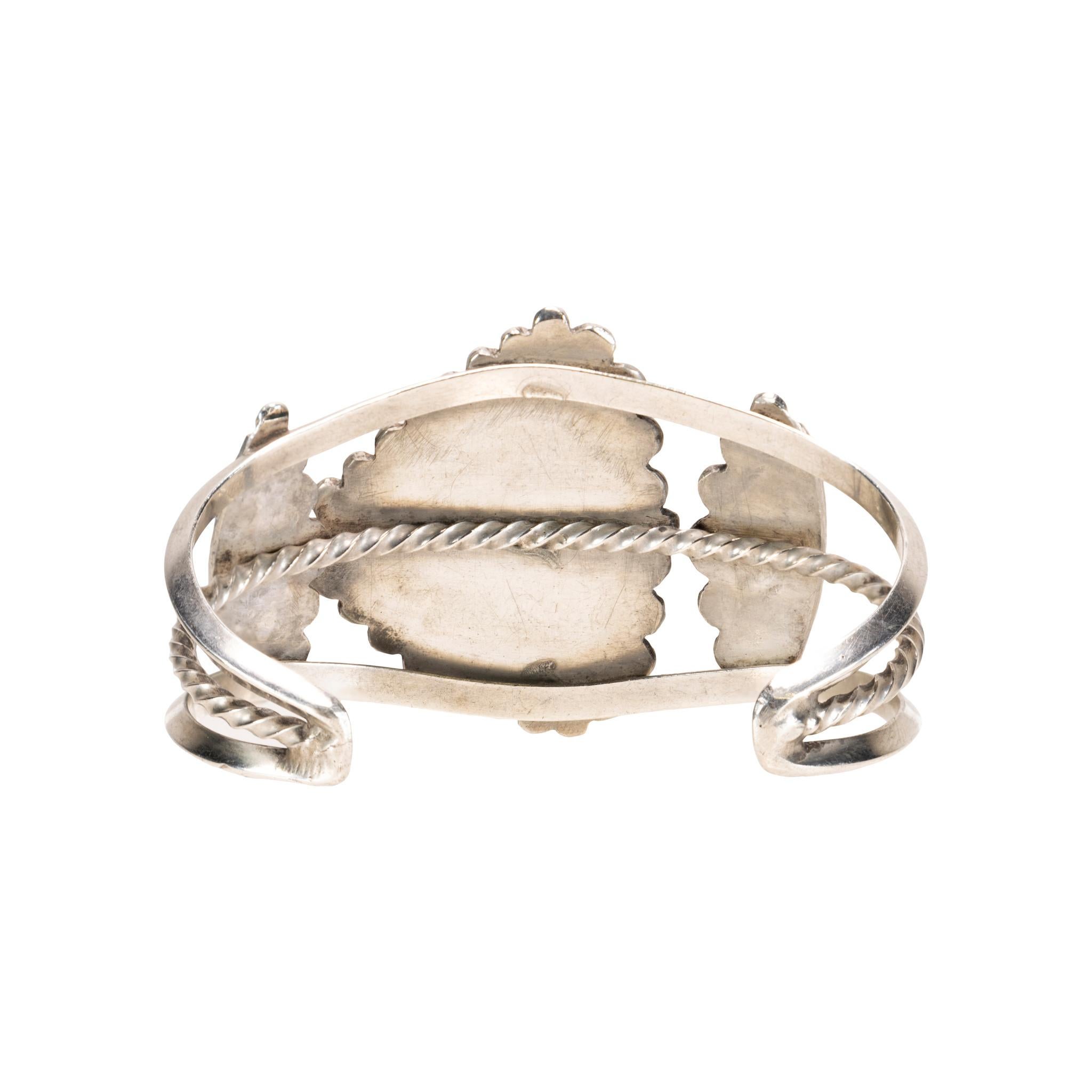 Bracciale in turchese Cerrillos a pietra singola e argento sterling. Bellissima pietra azzurra tagliata a triangolo con una matrice minima in oro e marrone in una montatura a castone, con corda intrecciata, perlina in sterling stampata e bordo