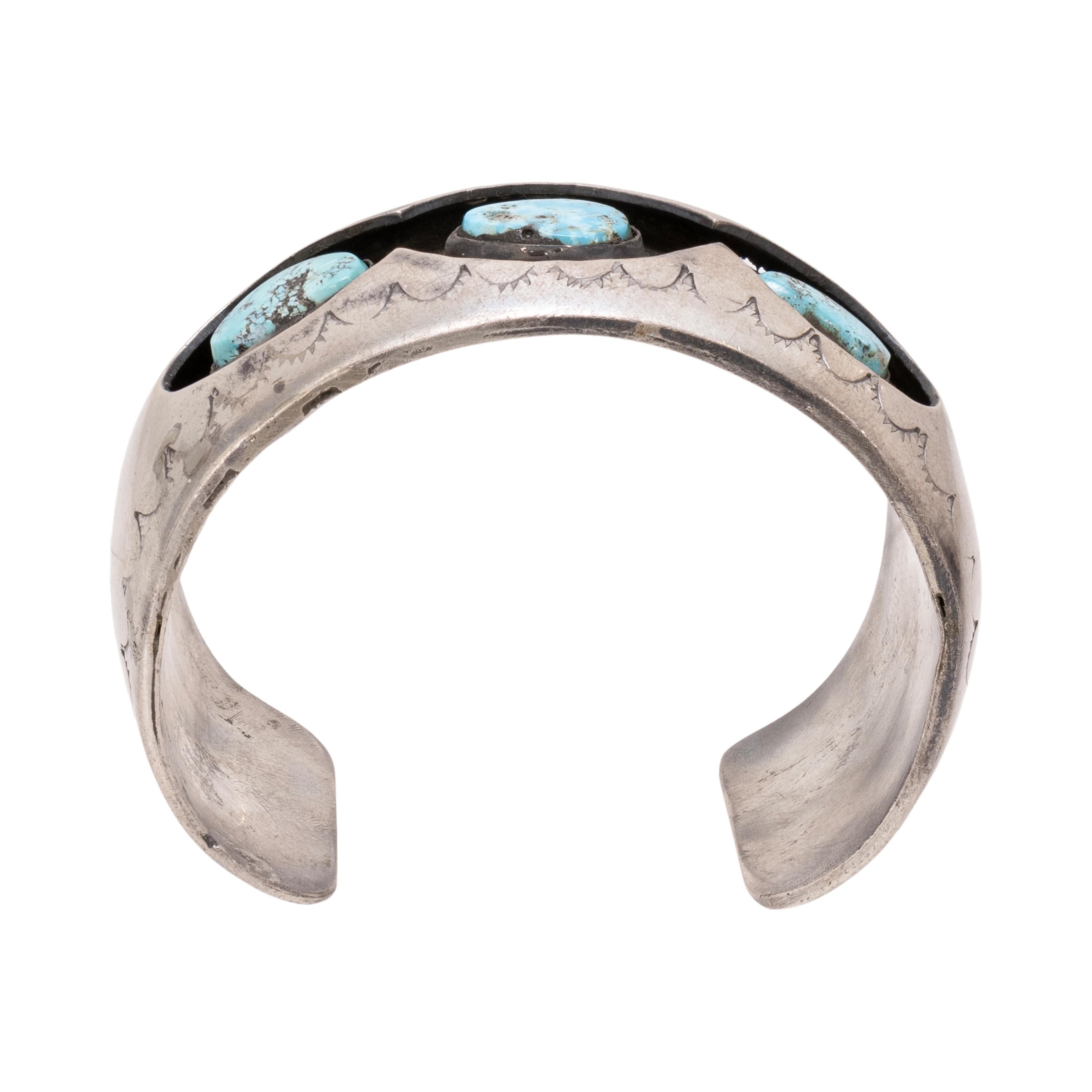 Bracciale in turchese e argento sterling. Tre bellissime pietre di turchese Morenci con incastonatura shadowbox. Le pietre sono di un blu brillante con matrice marrone e bianca in una montatura scura. Attaccato a un bracciale robusto con disegni