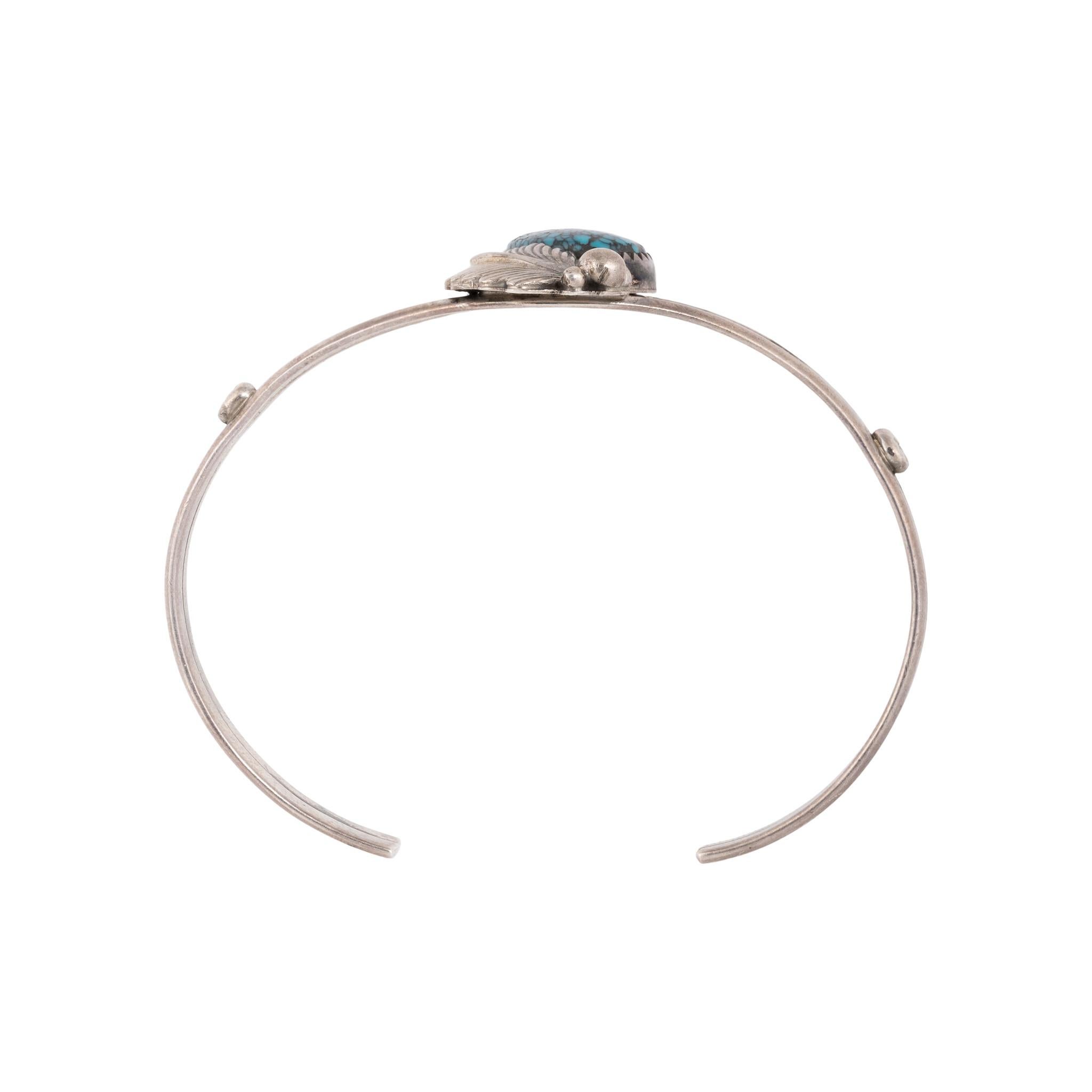 Bracciale in turchese e argento sterling. Eccezionale pietra di turchese a forma di ragnatela di alta qualità, che crediamo provenga dalla miniera di Indian Mountain. Colore blu intenso con matrice scura e montatura a dente di sega. Con un semplice