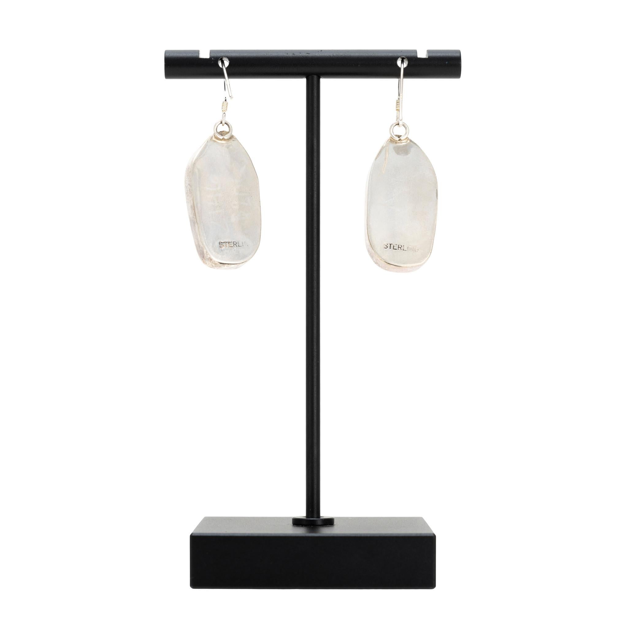 Orecchini pendenti in turchese Cerrillos e argento sterling. Pietre di taglio asimmetrico in castoni lisci senza bordi. Le pietre sono di un verde intenso con una minima matrice dorata e marrone. Design elegante e moderno, ideale per un