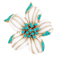 Broche figurative en forme de fleur de cornouiller en turquoise et émail blanc:: Crown Trifari:: années 1960
