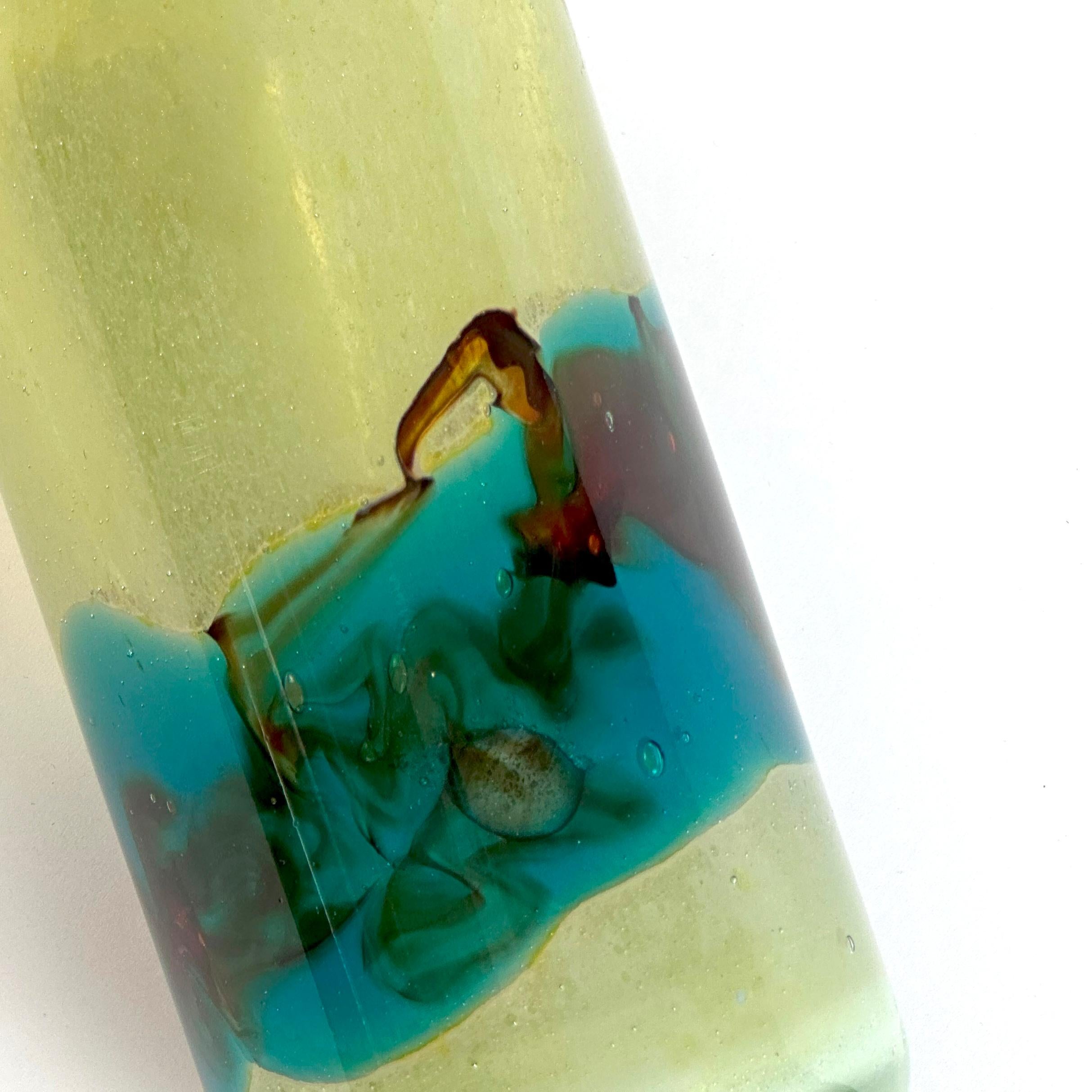 Bouteille haute et sculpturale avec bouchon sphérique, fabriquée à la main par Mdina Glass au milieu des années 1970. Ce design, connu sous le nom de Stratum - et parfois appelé Sea and Sand - a été introduit par les verriers italiens Vincente et