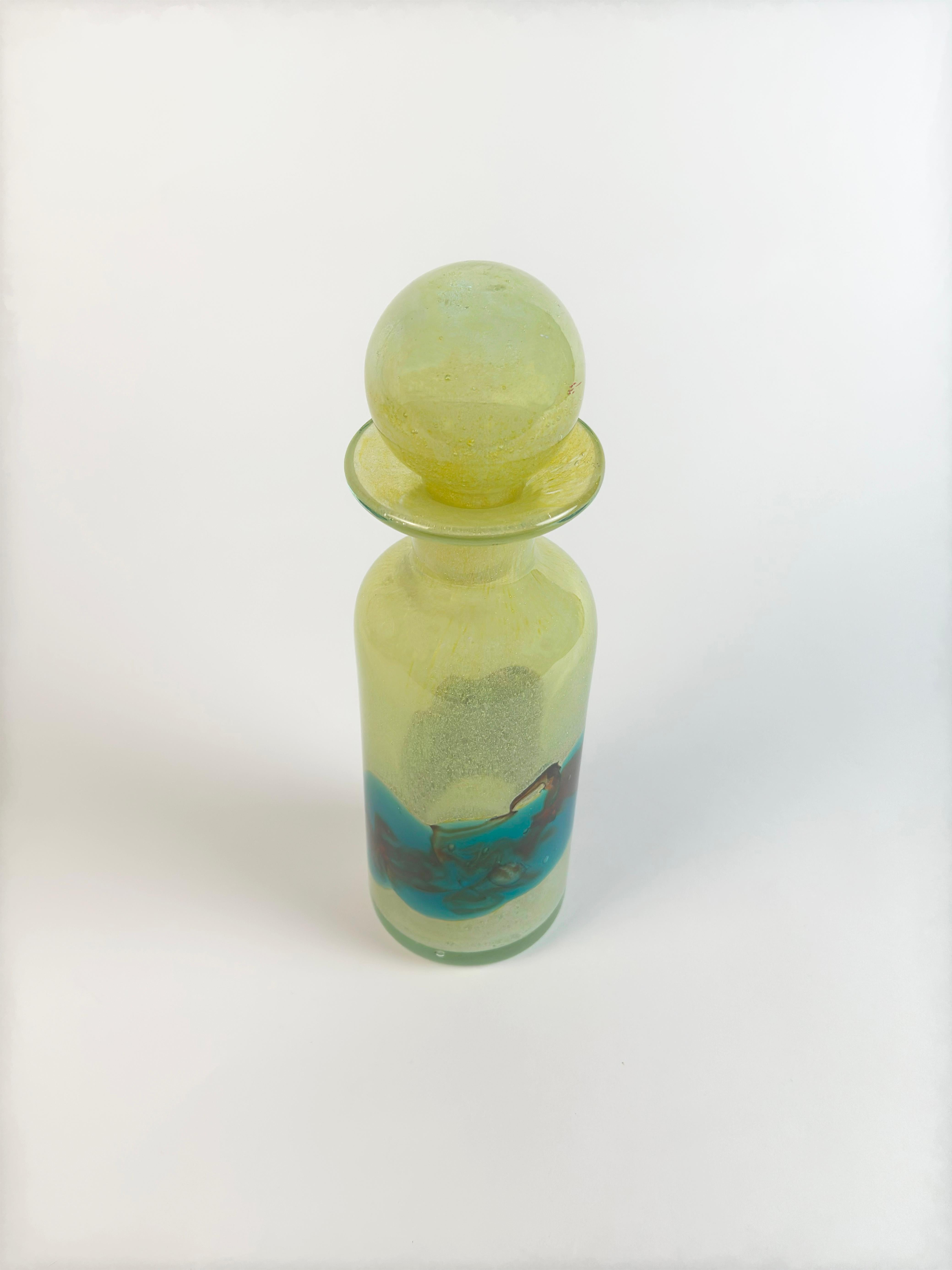 Postmoderne Bouteille de verre d'art jaune et turquoise, Strata de Mdina vers 1970 Malte en vente