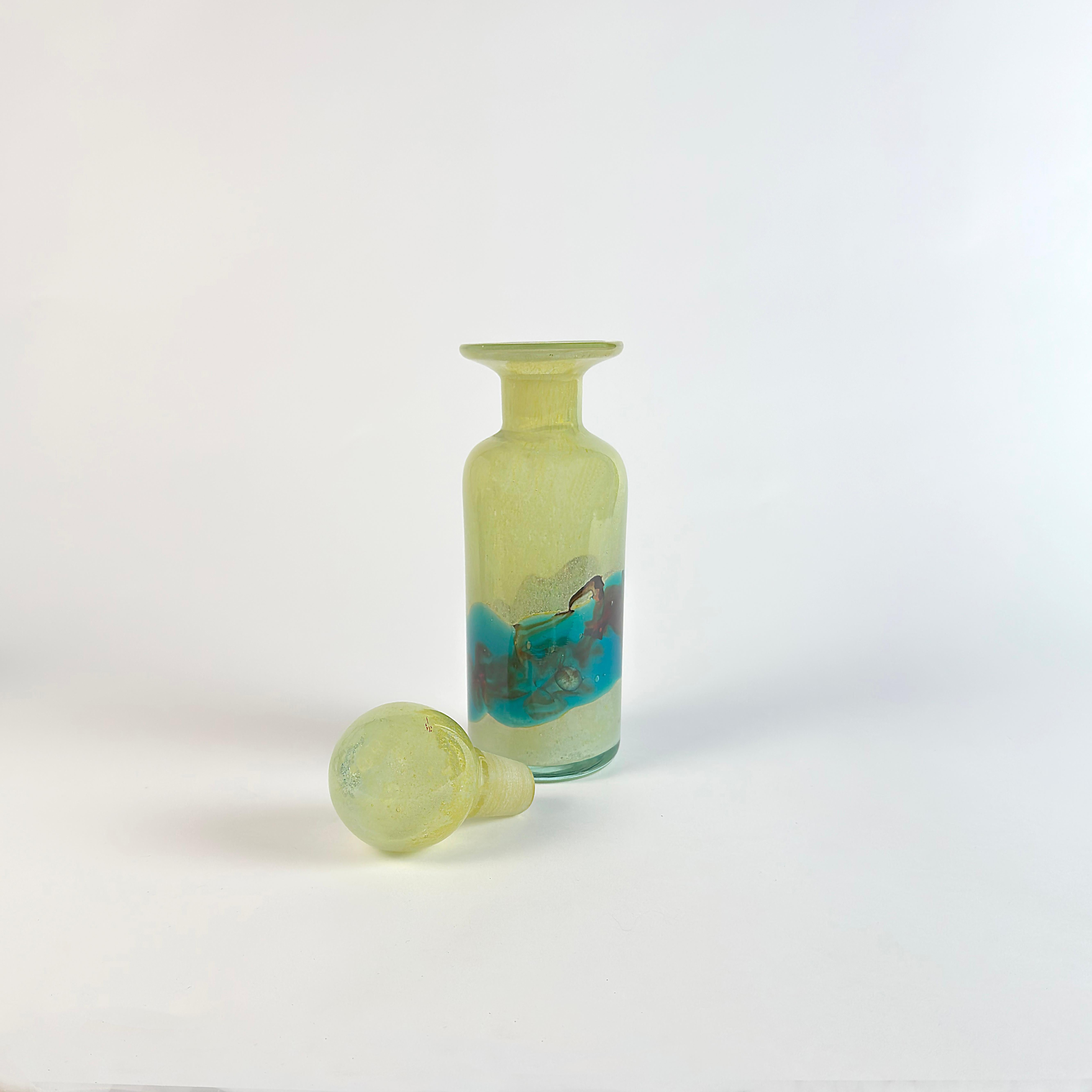 Fait main Bouteille de verre d'art jaune et turquoise, Strata de Mdina vers 1970 Malte en vente