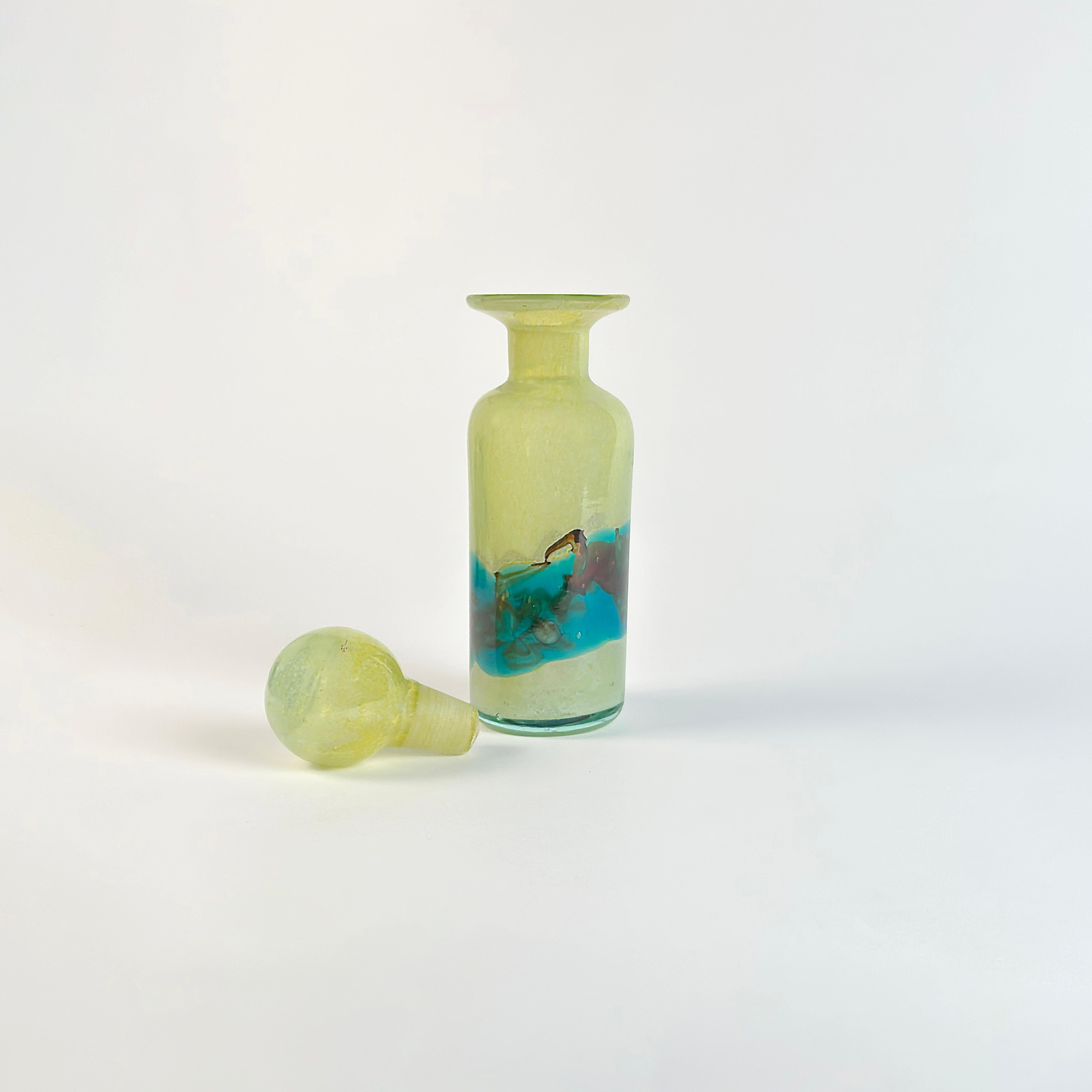 Fin du 20e siècle Bouteille de verre d'art jaune et turquoise, Strata de Mdina vers 1970 Malte en vente