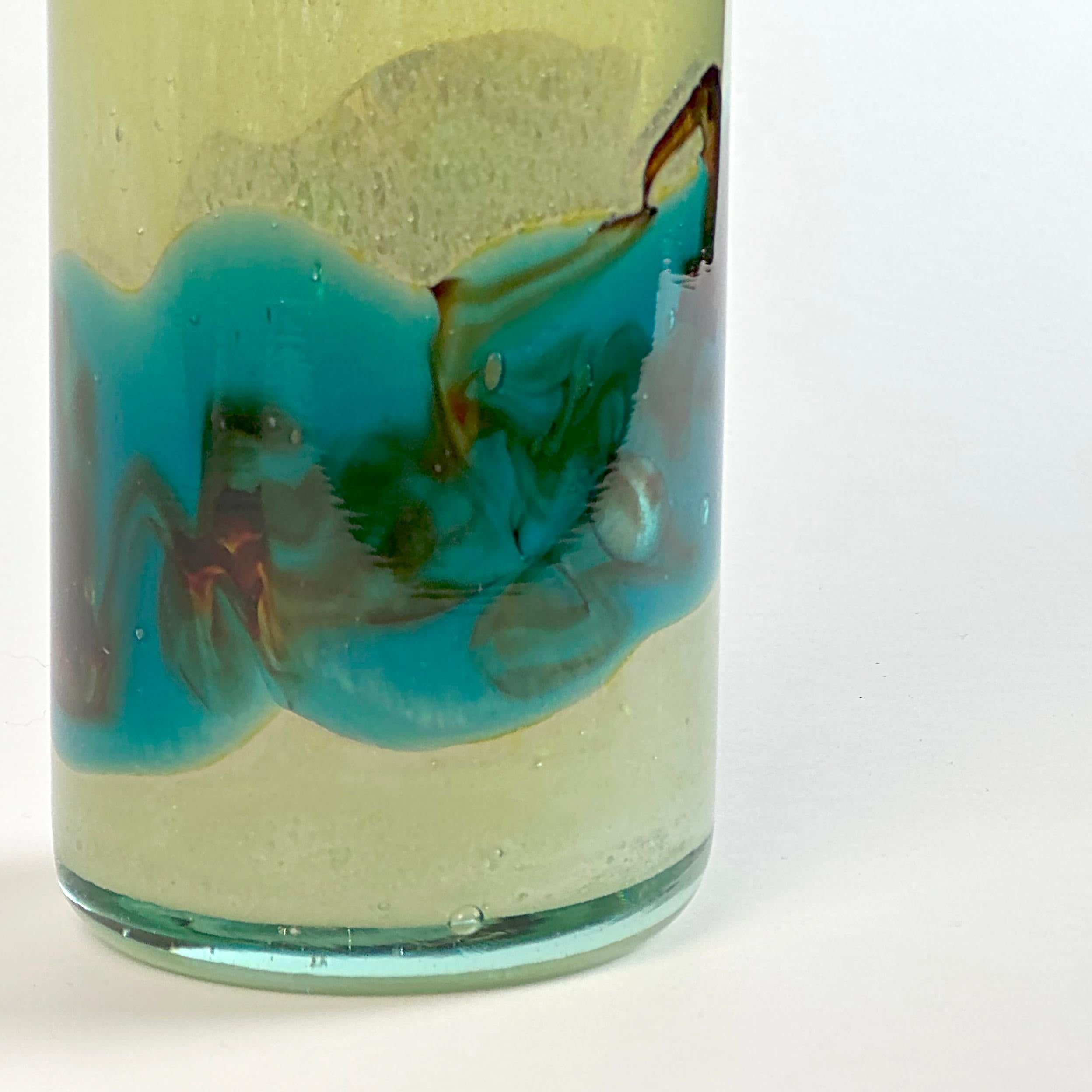 Verre d'art Bouteille de verre d'art jaune et turquoise, Strata de Mdina vers 1970 Malte en vente