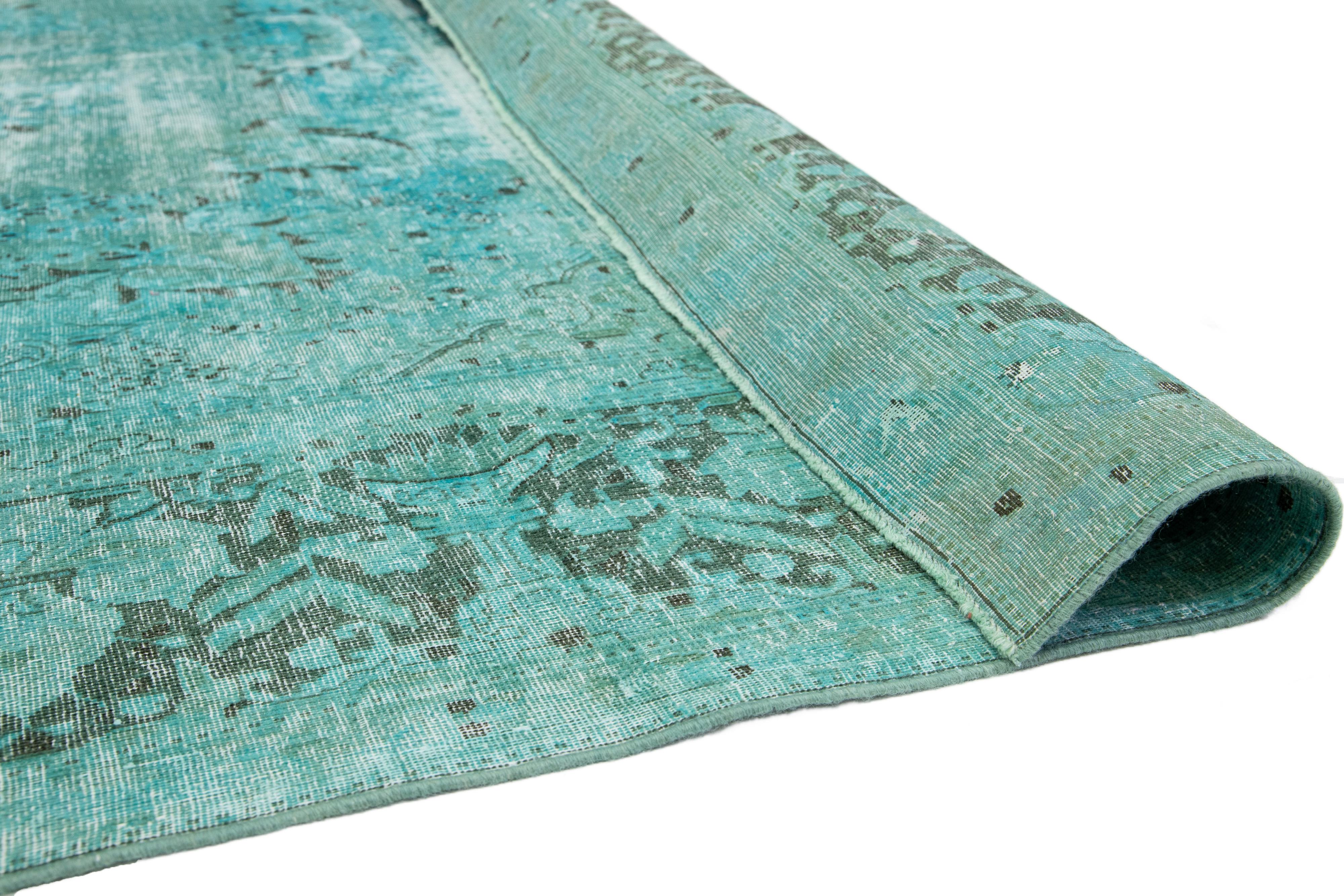 Islamique Tapis persan ancien teinté turquoise avec motif de médaillon en vente