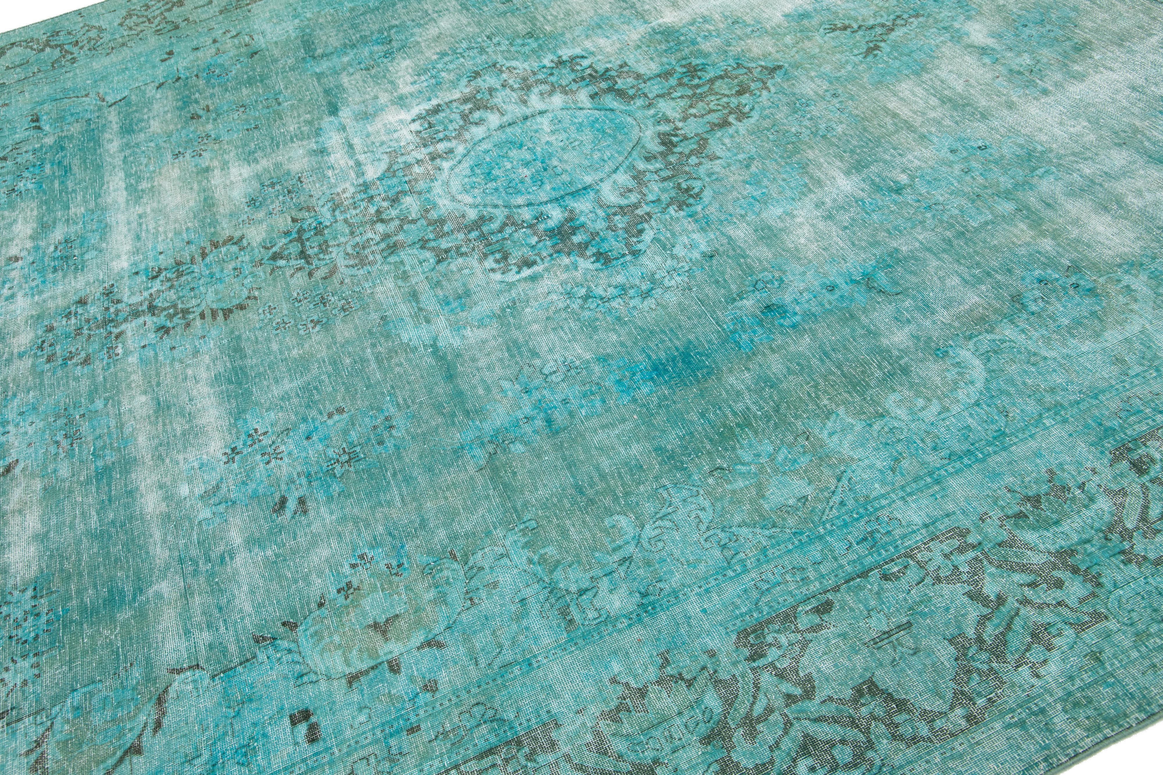Perse Tapis persan ancien teinté turquoise avec motif de médaillon en vente