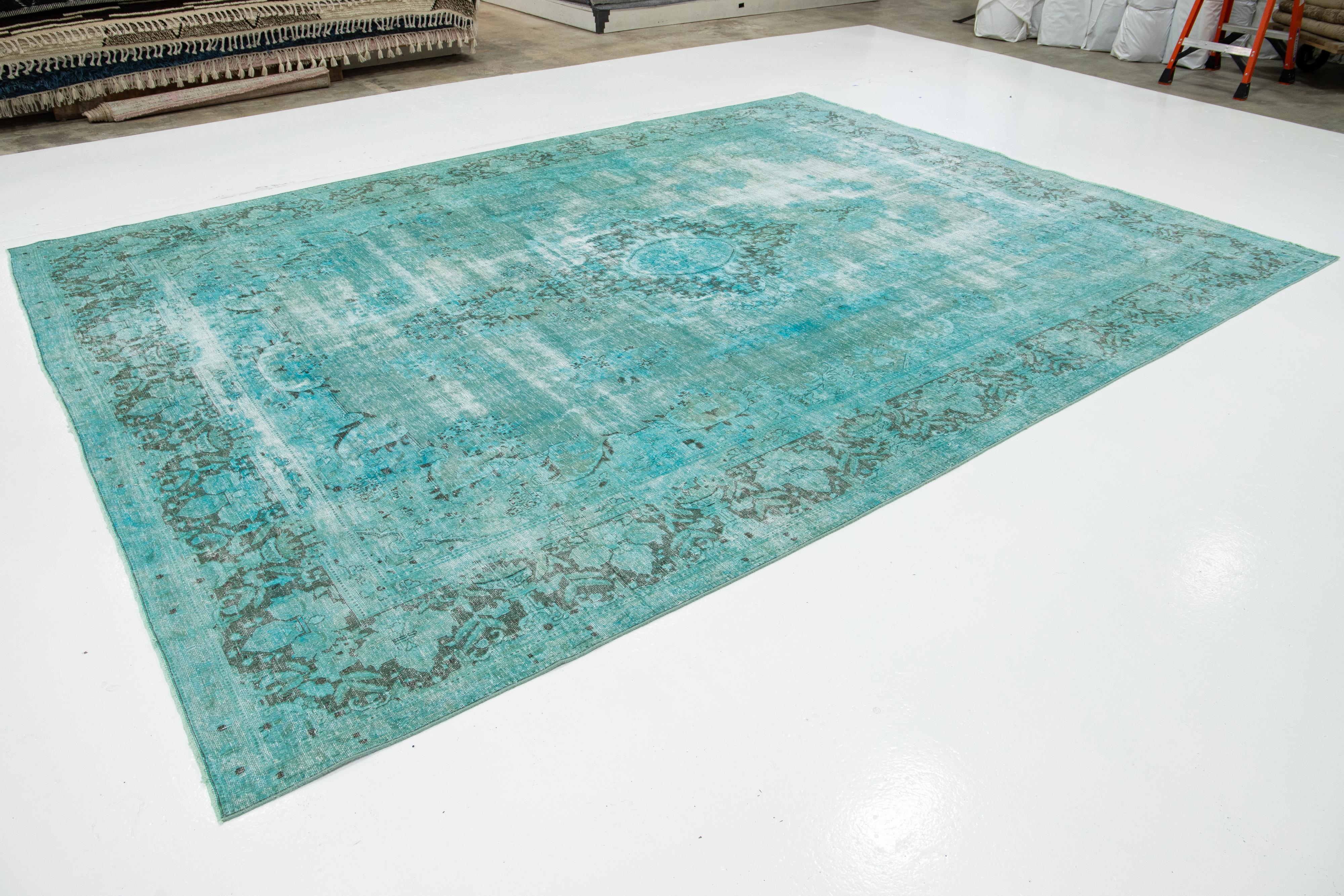 Noué à la main Tapis persan ancien teinté turquoise avec motif de médaillon en vente