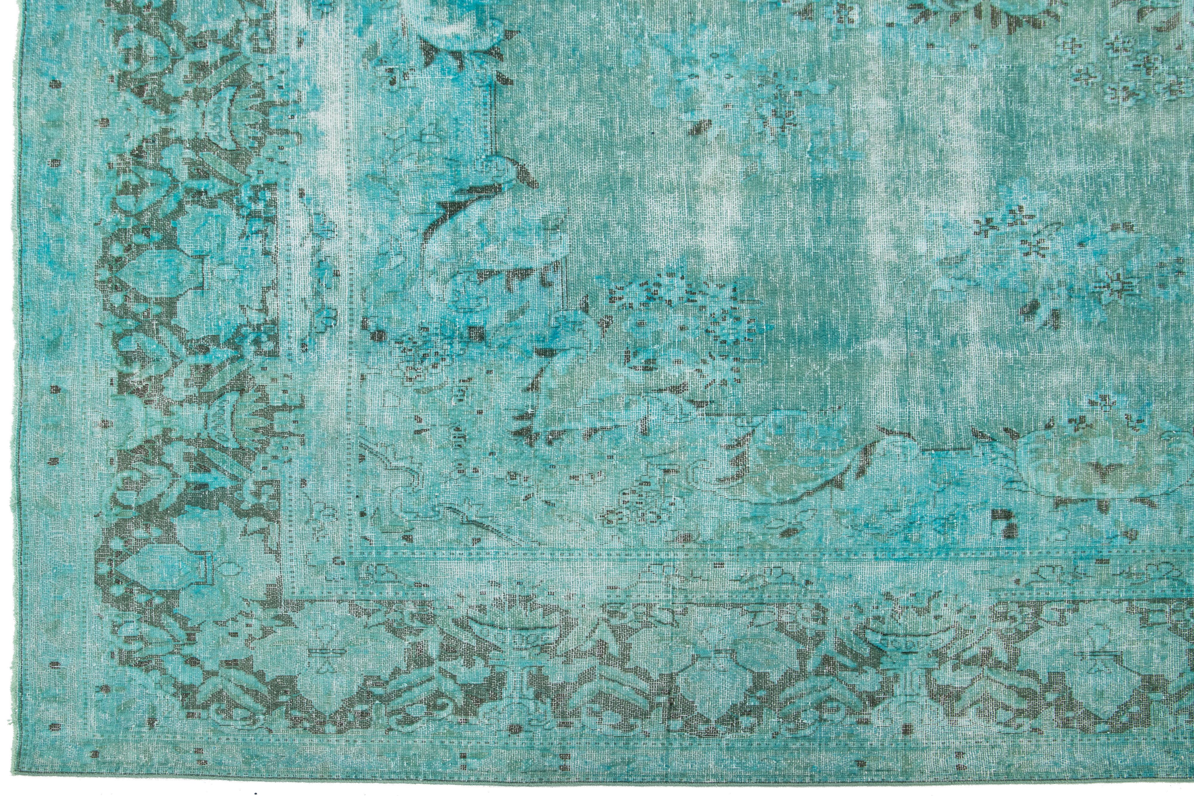 20ième siècle Tapis persan ancien teinté turquoise avec motif de médaillon en vente
