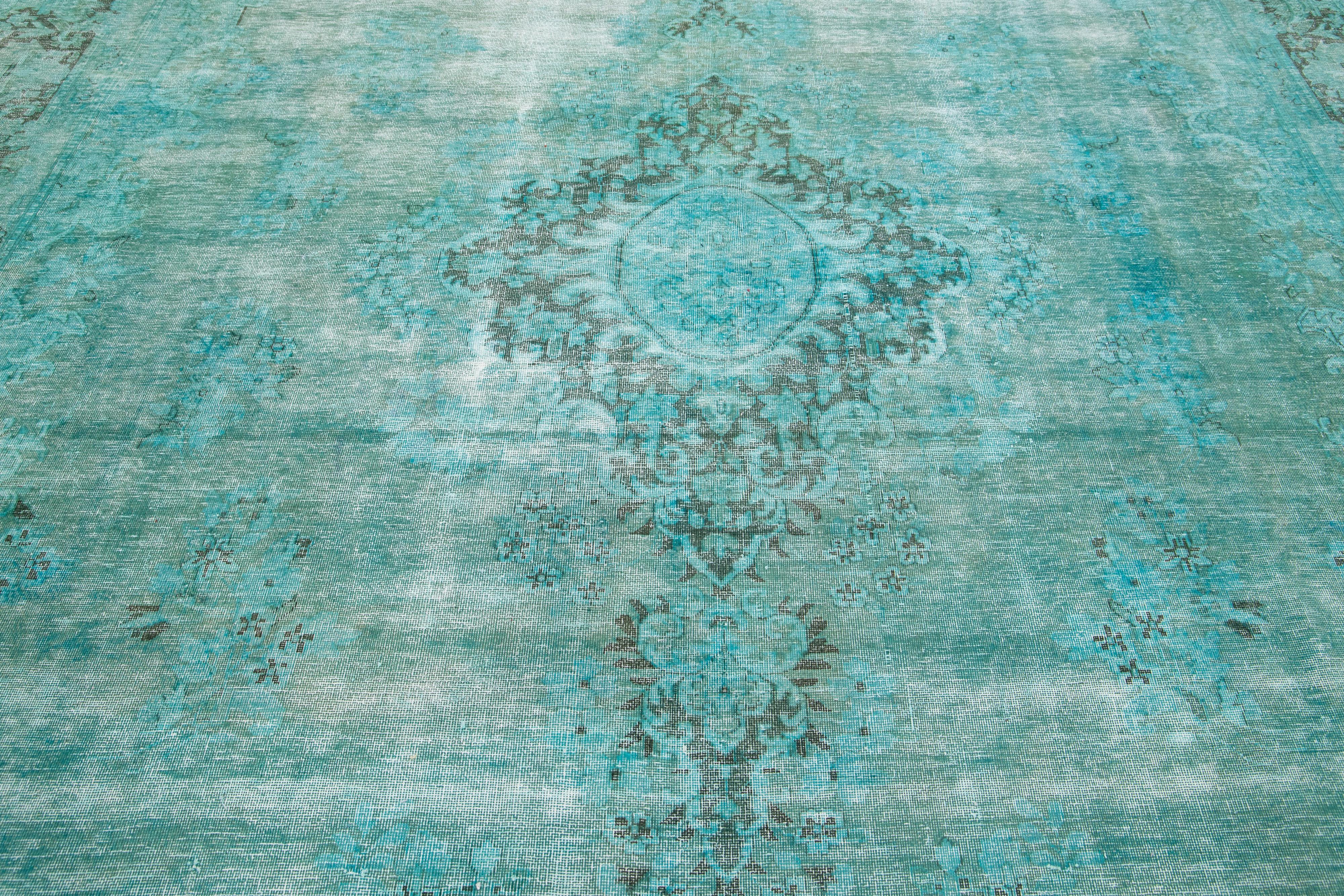 Laine Tapis persan ancien teinté turquoise avec motif de médaillon en vente